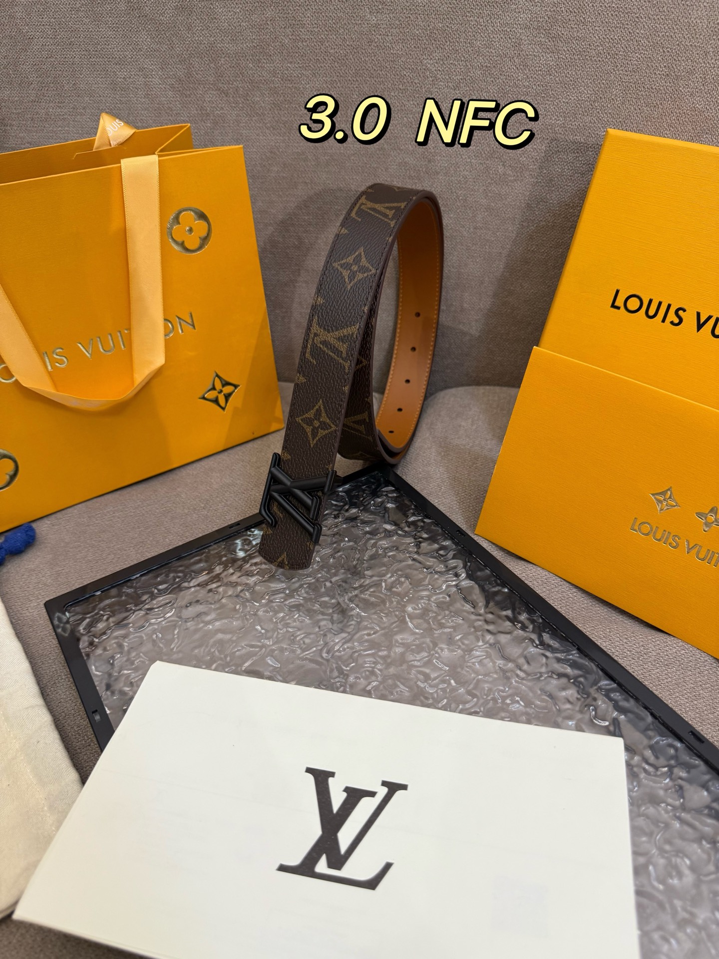 LV Initiales Double Waist Belts: Classic Monogram Canvas and Grained Leather Style - 图片 3