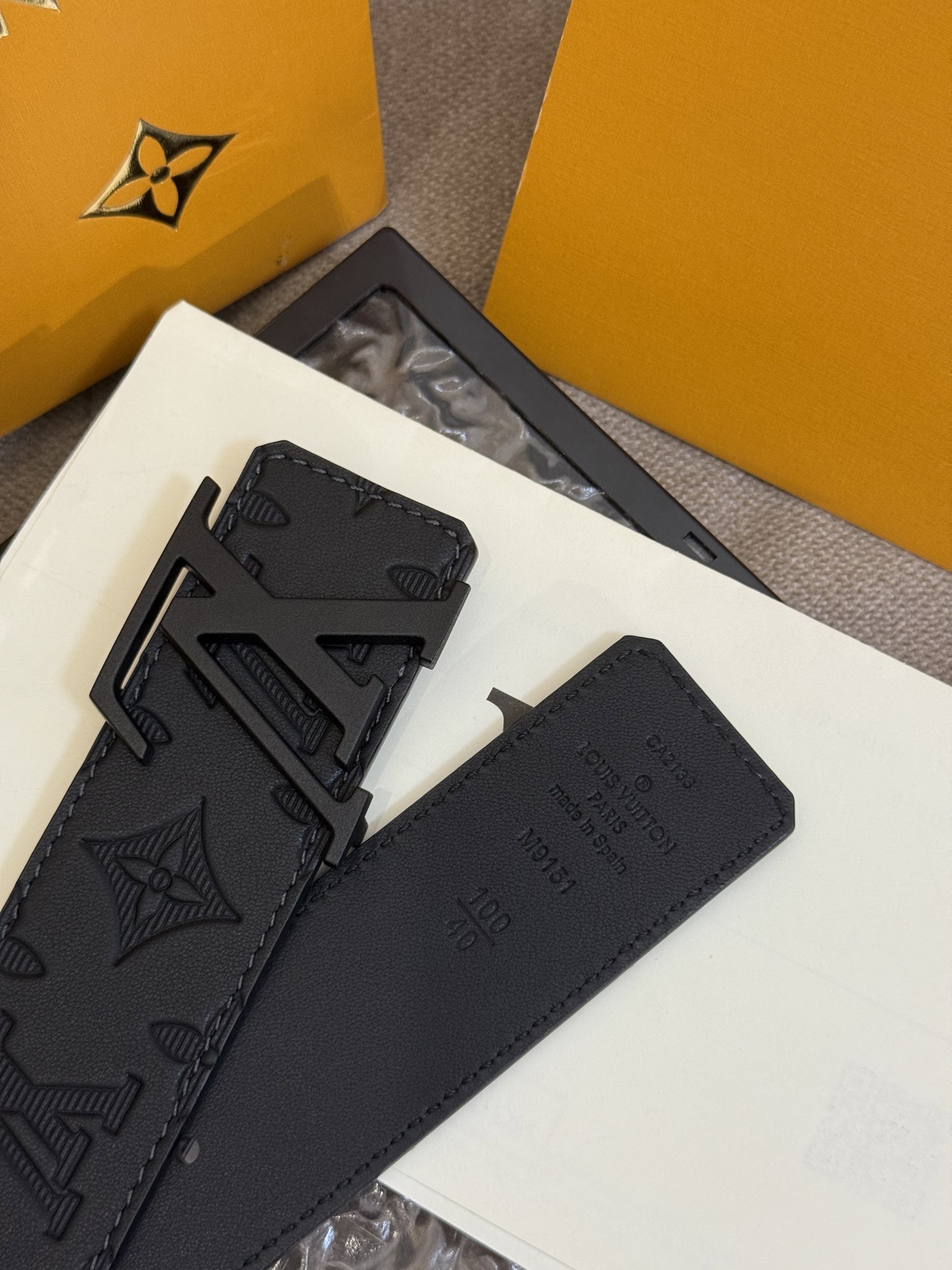 LV Shadow 腰带拥有 Monogram Shadow 皮革的经典风尚和素面皮革的内敛格调，再为 LV 搭精品挂扣，以摩登笔触焕新男士衣橱 M8633。🅿️150