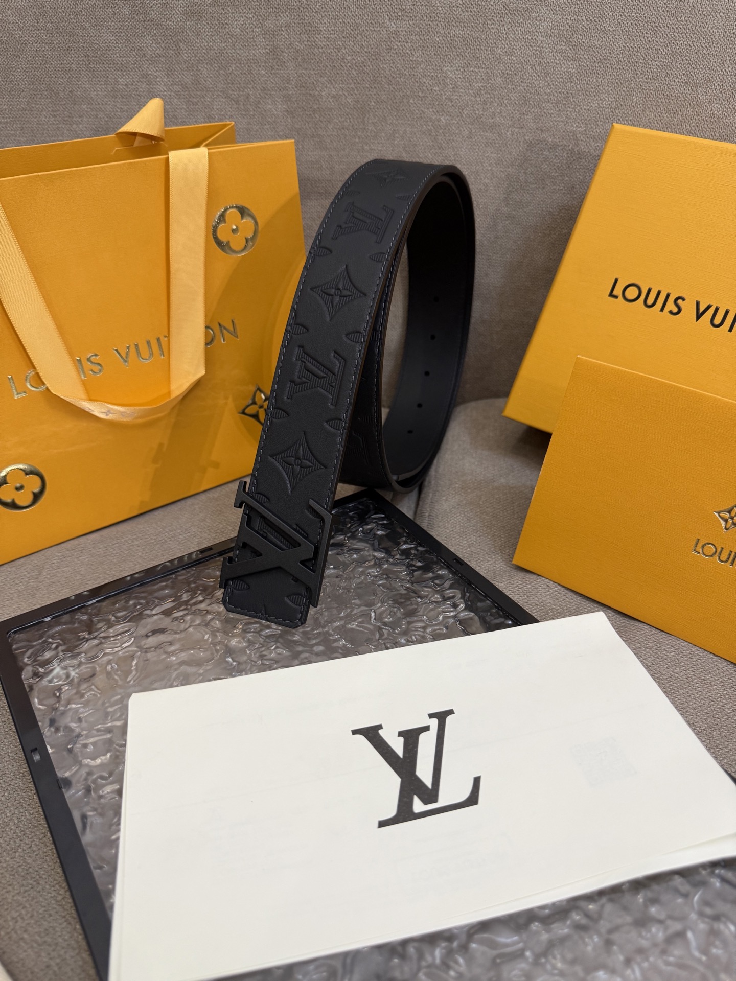 LV Shadow 腰带拥有 Monogram Shadow 皮革的经典风尚和素面皮革的内敛格调，再为 LV 搭精品挂扣，以摩登笔触焕新男士衣橱 M8633。🅿️150