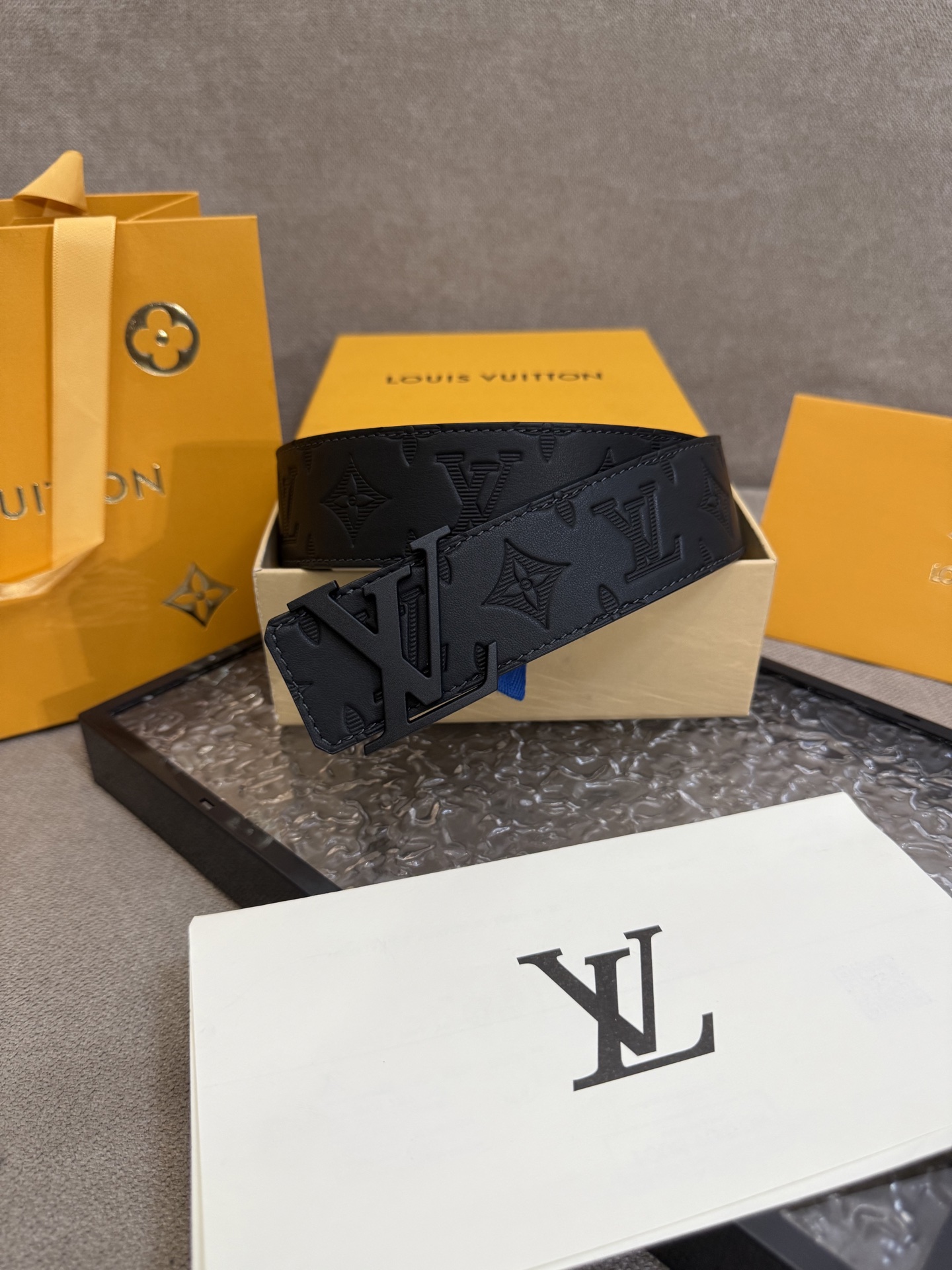 LV Shadow 腰带拥有 Monogram Shadow 皮革的经典风尚和素面皮革的内敛格调，再为 LV 搭精品挂扣，以摩登笔触焕新男士衣橱 M8633。🅿️150