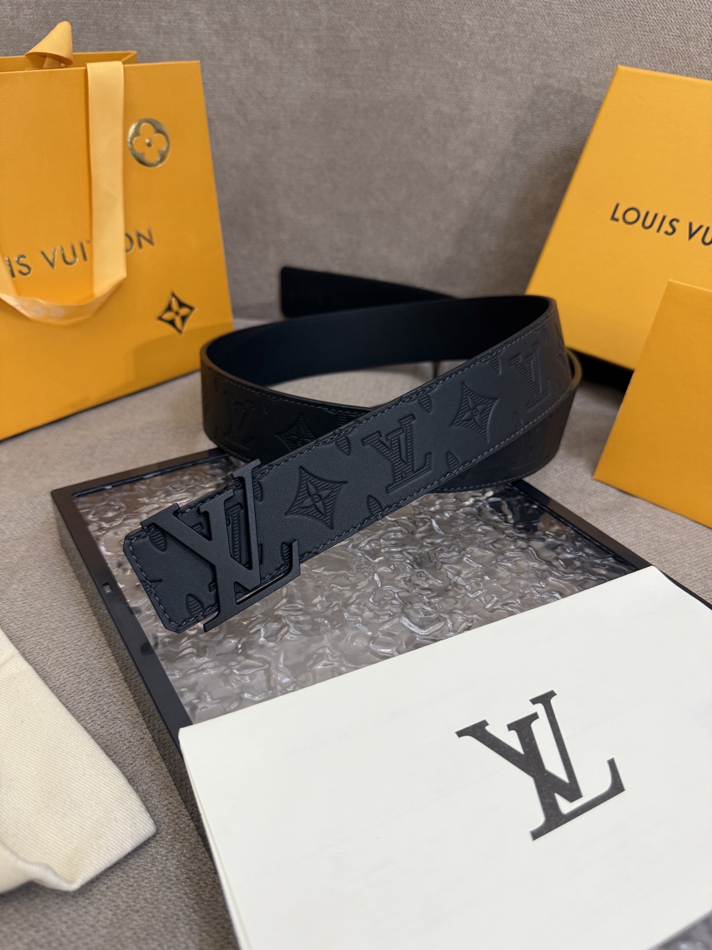 LV Shadow 腰带拥有 Monogram Shadow 皮革的经典风尚和素面皮革的内敛格调，再为 LV 搭精品挂扣，以摩登笔触焕新男士衣橱 M8633。🅿️150