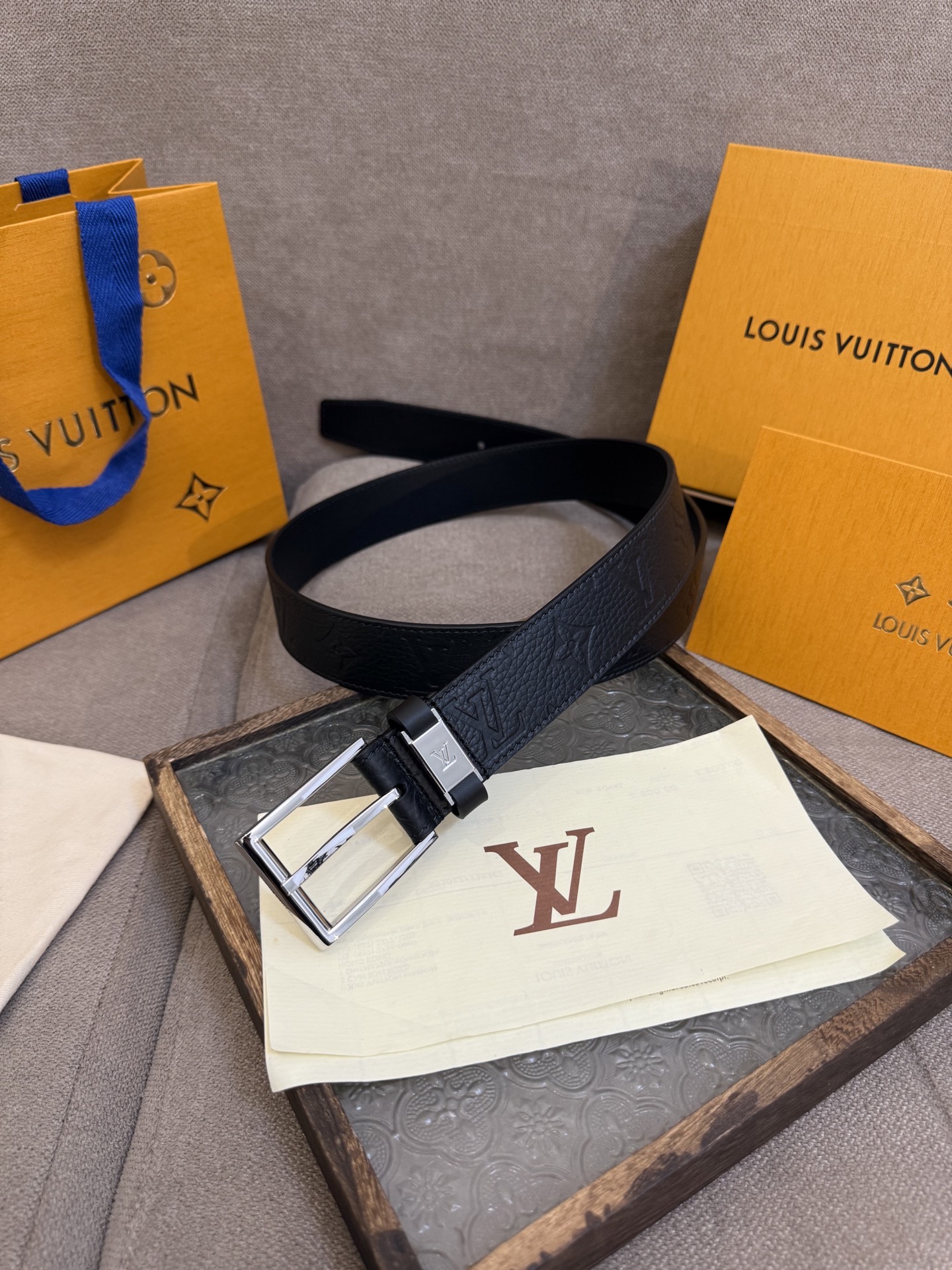 新款 LV 腰带出自 2025新款进口头层牛皮荔枝压花，展现西部牛仔的灵感启发。双重缝线穿梭于皮革内外两侧，成就多种造型可能，宽度 3.5cm  内置正品芯片防伪感应 P160
