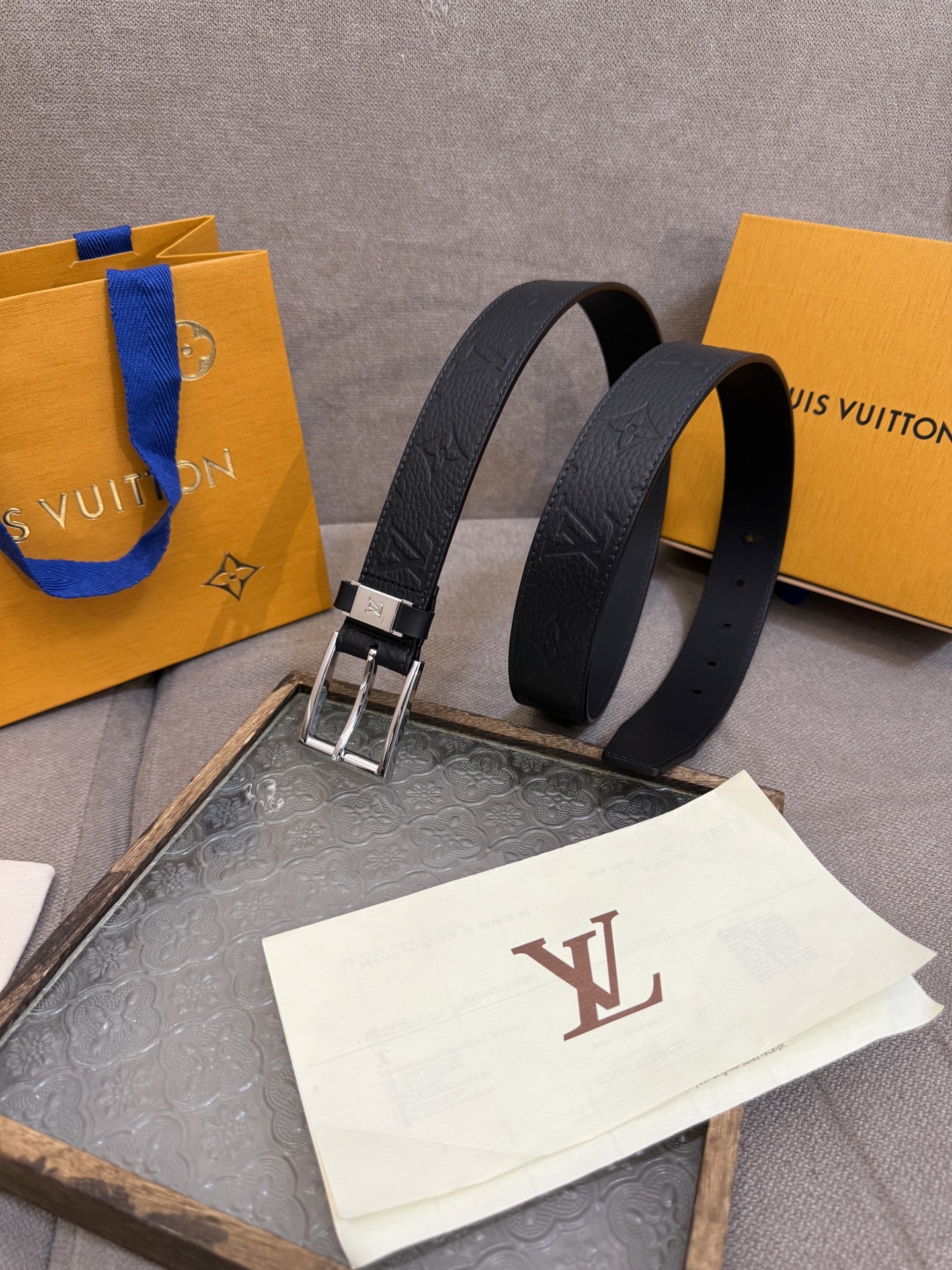 新款 LV 腰带出自 2025新款进口头层牛皮荔枝压花，展现西部牛仔的灵感启发。双重缝线穿梭于皮革内外两侧，成就多种造型可能，宽度 3.5cm  内置正品芯片防伪感应 P160