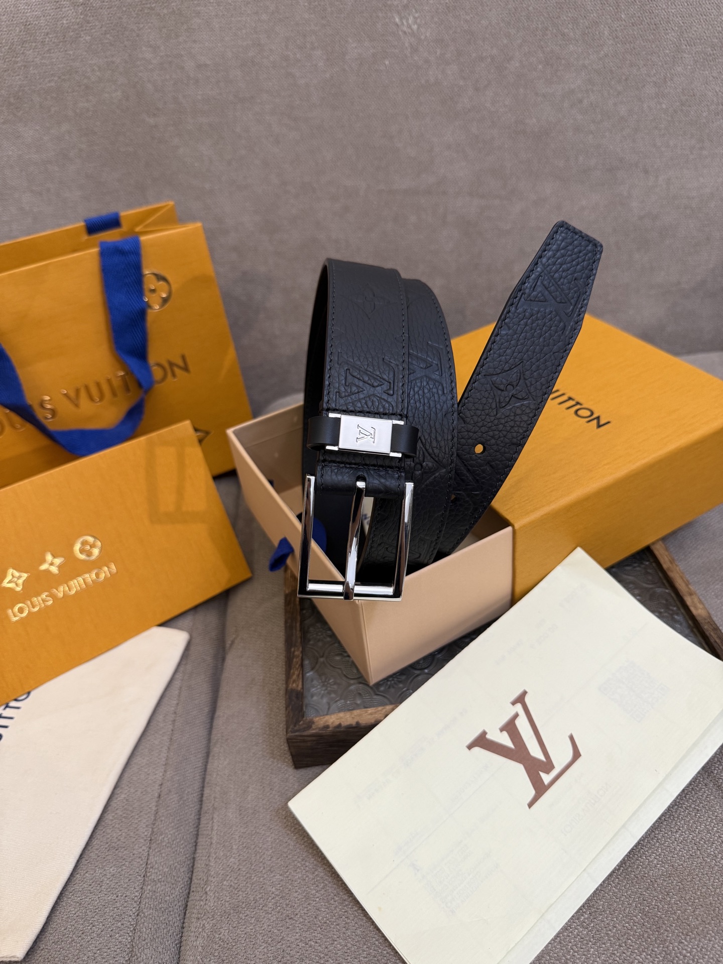 新款 LV 腰带出自 2025新款进口头层牛皮荔枝压花，展现西部牛仔的灵感启发。双重缝线穿梭于皮革内外两侧，成就多种造型可能，宽度 3.5cm  内置正品芯片防伪感应 P160