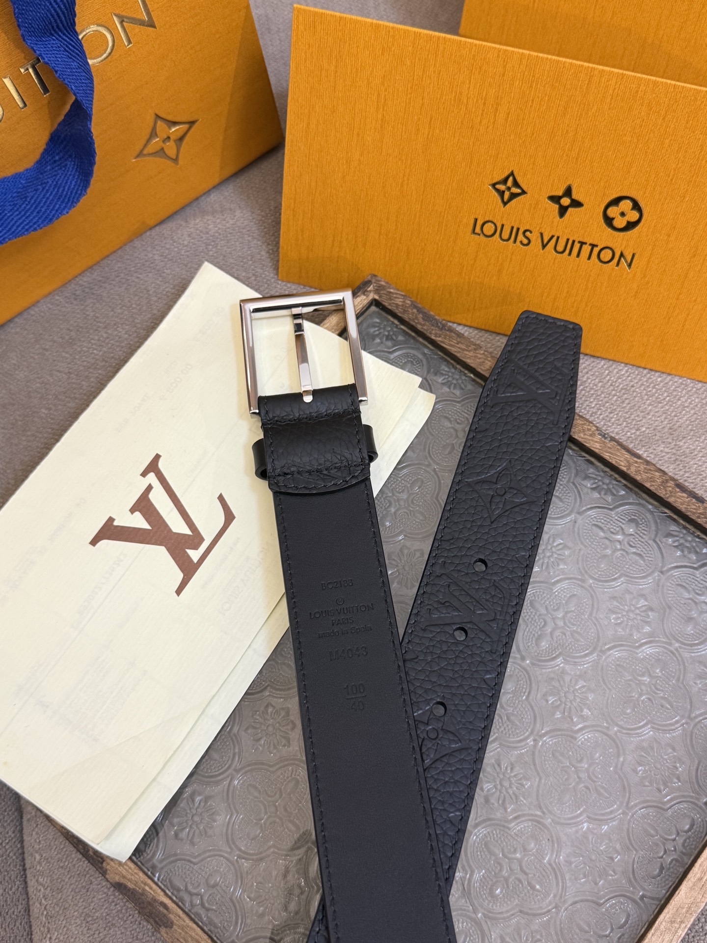 新款 LV 腰带出自 2025新款进口头层牛皮荔枝压花，展现西部牛仔的灵感启发。双重缝线穿梭于皮革内外两侧，成就多种造型可能，宽度 3.5cm  内置正品芯片防伪感应 P160