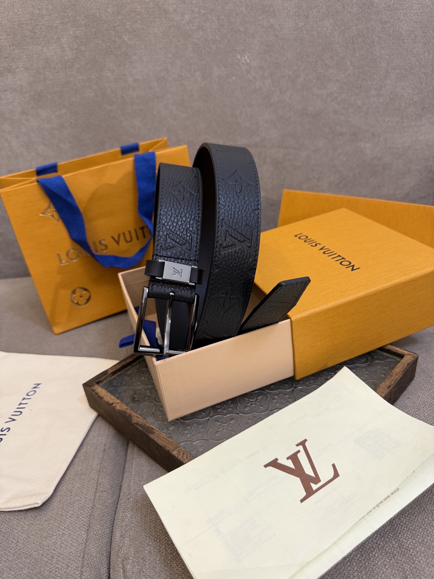 新款 LV 腰带出自 2025新款进口头层牛皮荔枝压花，展现西部牛仔的灵感启发。双重缝线穿梭于皮革内外两侧，成就多种造型可能，宽度 3.5cm  内置正品芯片防伪感应 P160