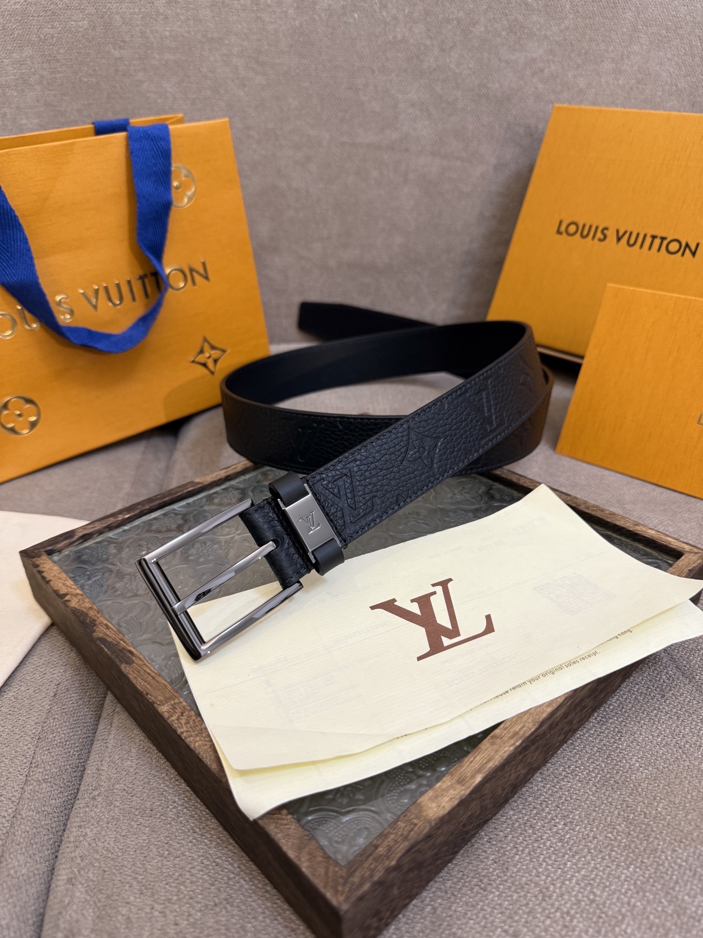 新款 LV 腰带出自 2025新款进口头层牛皮荔枝压花，展现西部牛仔的灵感启发。双重缝线穿梭于皮革内外两侧，成就多种造型可能，宽度 3.5cm  内置正品芯片防伪感应 P160
