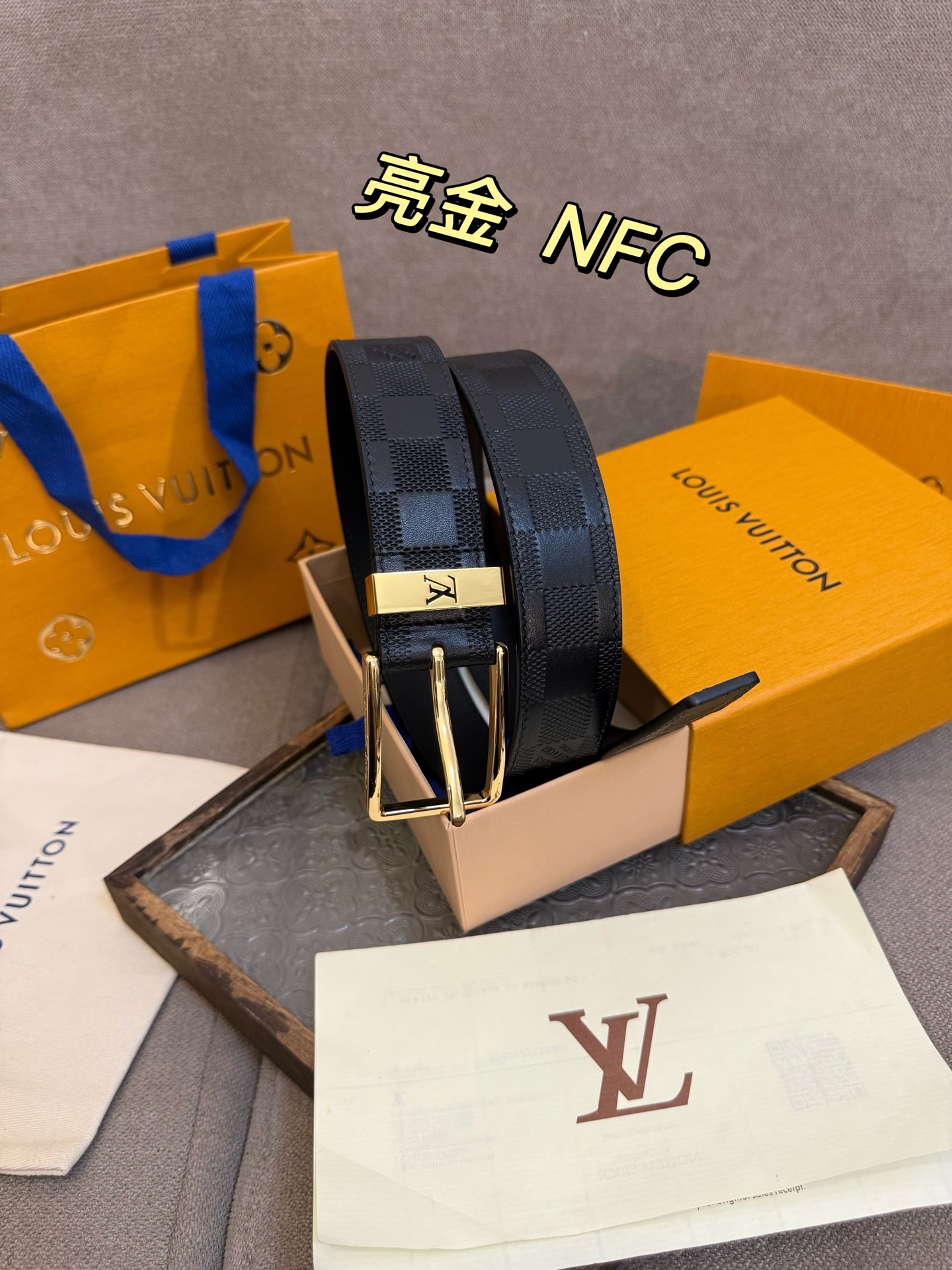 新款 LV 腰带出自 2025新款进口头层牛皮压格子，展现西部牛仔的灵感启发。双重缝线穿梭于皮革内外两侧，成就多种造型可能，宽度 3.5cm  内置正品芯片防伪感应 P160