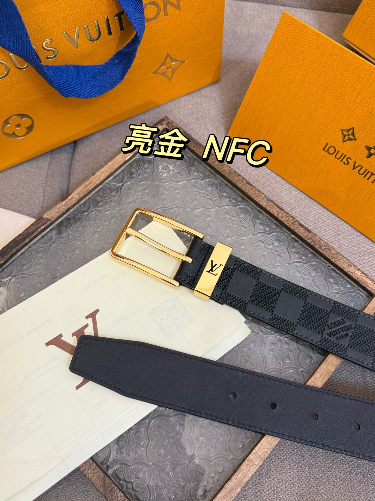 新款 LV 腰带出自 2025新款进口头层牛皮压格子，展现西部牛仔的灵感启发。双重缝线穿梭于皮革内外两侧，成就多种造型可能，宽度 3.5cm  内置正品芯片防伪感应 P160