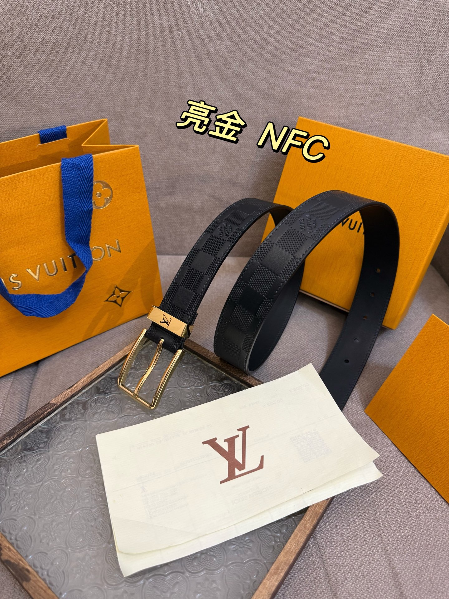 新款 LV 腰带出自 2025新款进口头层牛皮压格子，展现西部牛仔的灵感启发。双重缝线穿梭于皮革内外两侧，成就多种造型可能，宽度 3.5cm  内置正品芯片防伪感应 P160