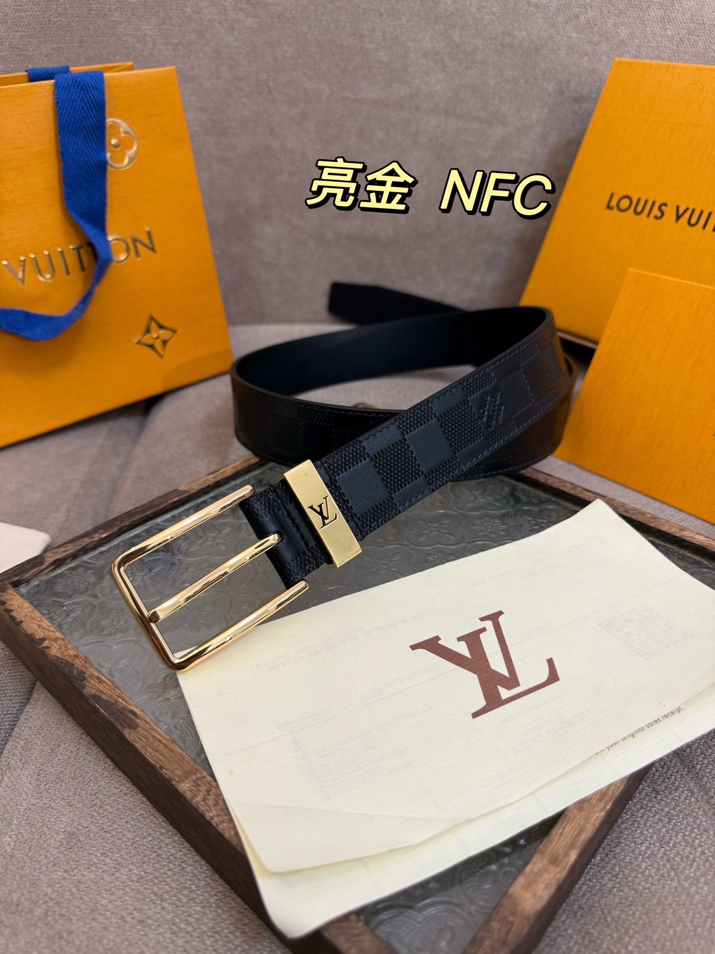 新款 LV 腰带出自 2025新款进口头层牛皮压格子，展现西部牛仔的灵感启发。双重缝线穿梭于皮革内外两侧，成就多种造型可能，宽度 3.5cm  内置正品芯片防伪感应 P160