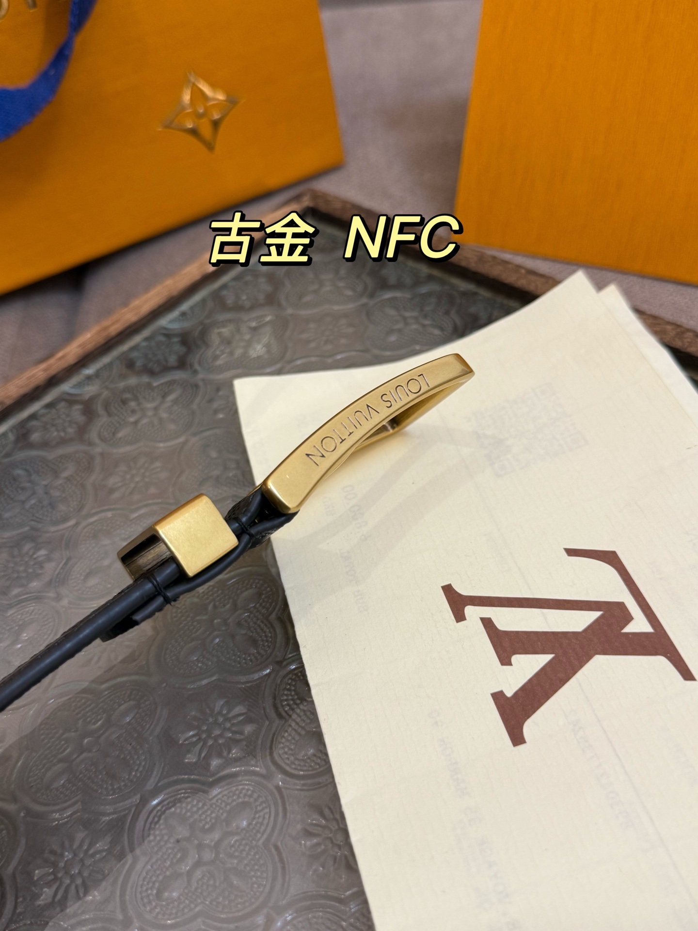 新款 LV 腰带出自 2025新款进口头层牛皮压格子，展现西部牛仔的灵感启发。双重缝线穿梭于皮革内外两侧，成就多种造型可能，宽度 3.5cm  内置正品芯片防伪感应 P160