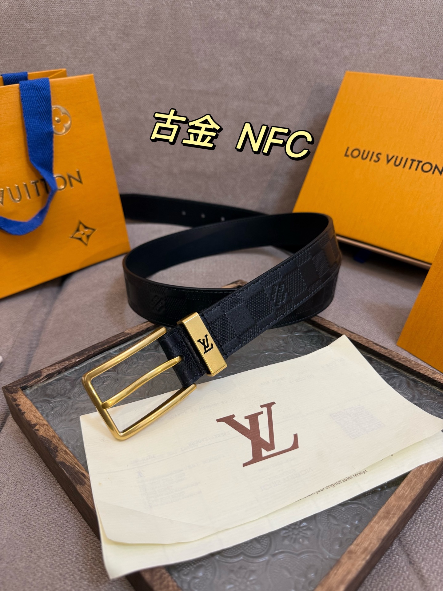 新款 LV 腰带出自 2025新款进口头层牛皮压格子，展现西部牛仔的灵感启发。双重缝线穿梭于皮革内外两侧，成就多种造型可能，宽度 3.5cm  内置正品芯片防伪感应 P160