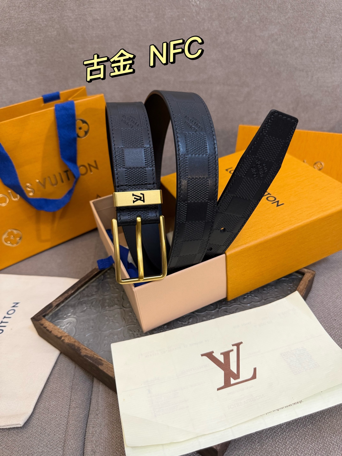 新款 LV 腰带出自 2025新款进口头层牛皮压格子，展现西部牛仔的灵感启发。双重缝线穿梭于皮革内外两侧，成就多种造型可能，宽度 3.5cm  内置正品芯片防伪感应 P160