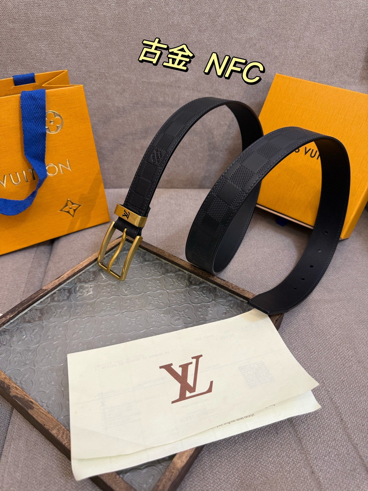 新款 LV 腰带出自 2025新款进口头层牛皮压格子，展现西部牛仔的灵感启发。双重缝线穿梭于皮革内外两侧，成就多种造型可能，宽度 3.5cm  内置正品芯片防伪感应 P160