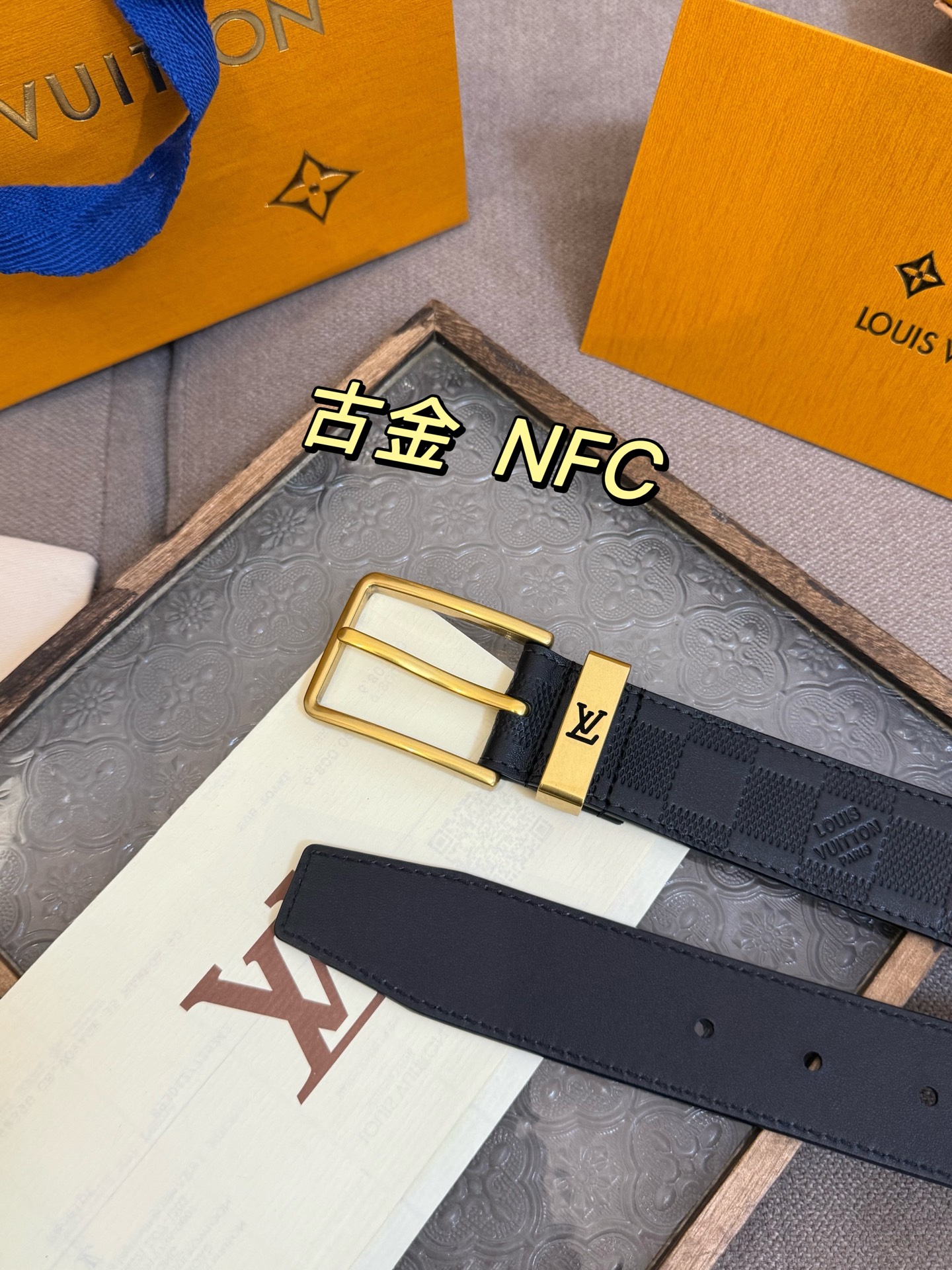新款 LV 腰带出自 2025新款进口头层牛皮压格子，展现西部牛仔的灵感启发。双重缝线穿梭于皮革内外两侧，成就多种造型可能，宽度 3.5cm  内置正品芯片防伪感应 P160