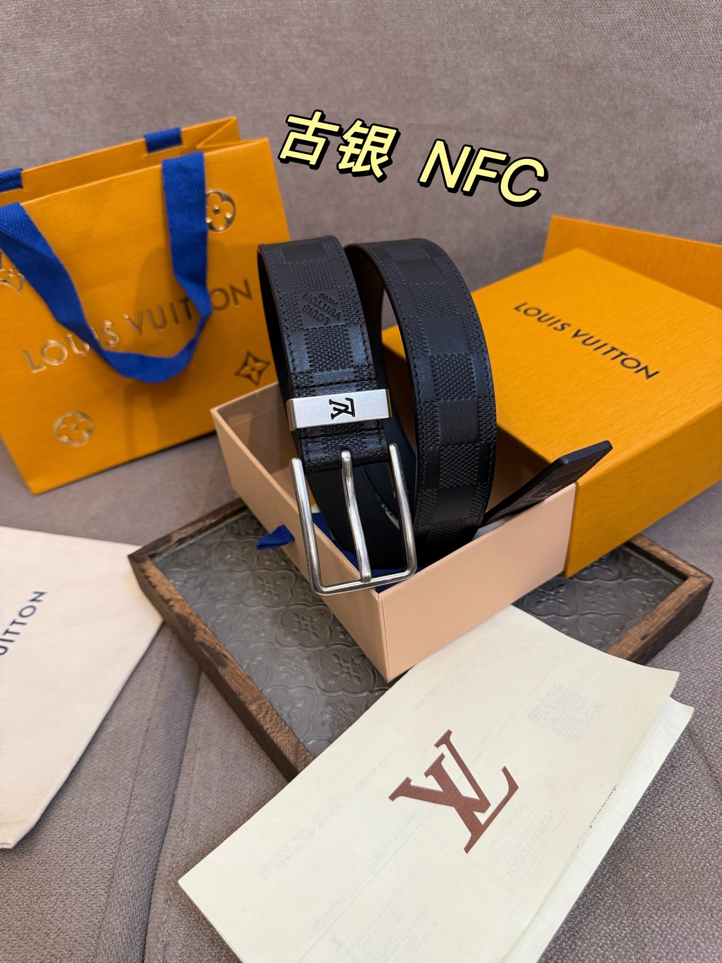 新款 LV 腰带出自 2025新款进口头层牛皮压格子，展现西部牛仔的灵感启发。双重缝线穿梭于皮革内外两侧，成就多种造型可能，宽度 3.5cm  内置正品芯片防伪感应 P160