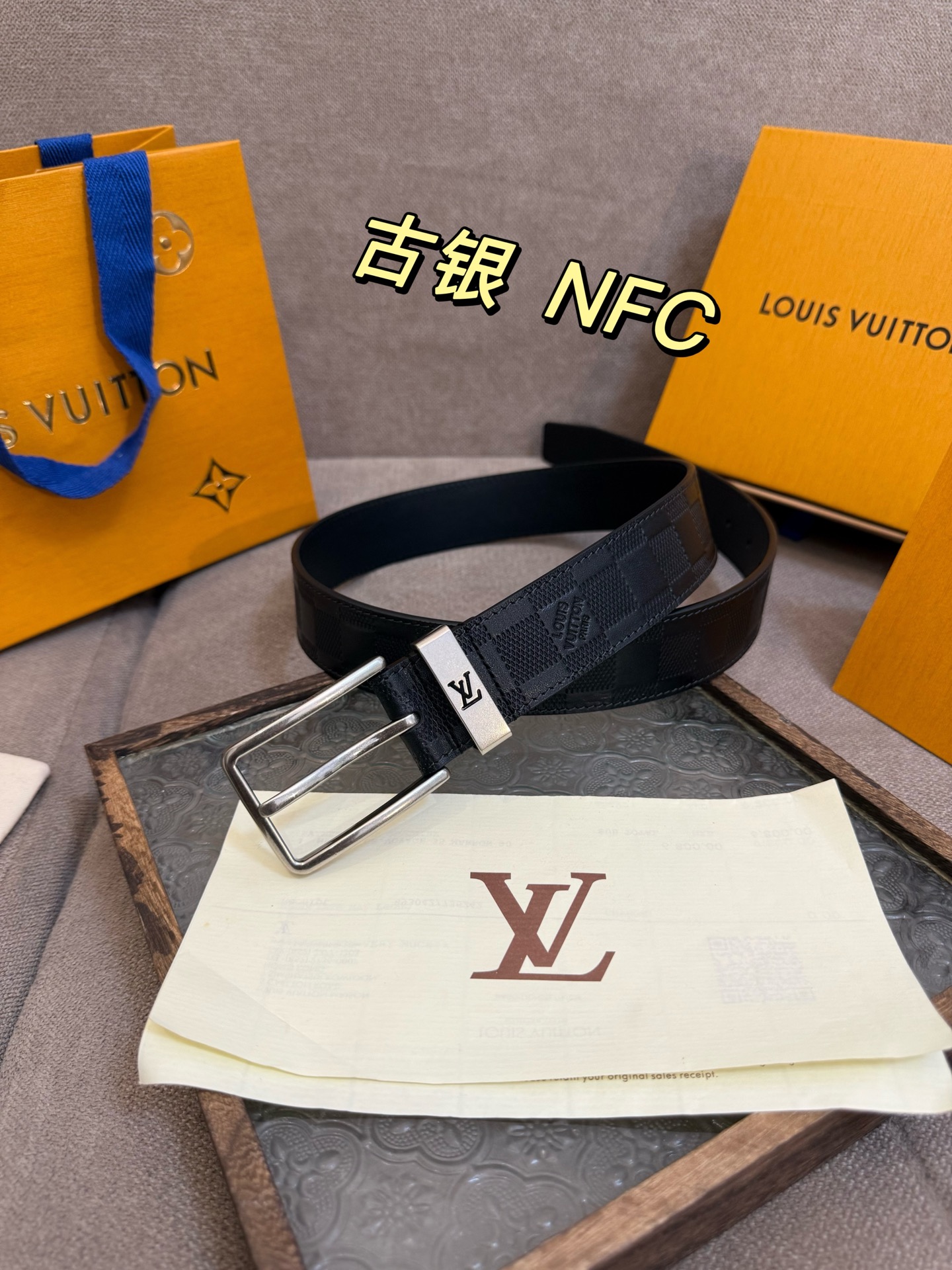 新款 LV 腰带出自 2025新款进口头层牛皮压格子，展现西部牛仔的灵感启发。双重缝线穿梭于皮革内外两侧，成就多种造型可能，宽度 3.5cm  内置正品芯片防伪感应 P160