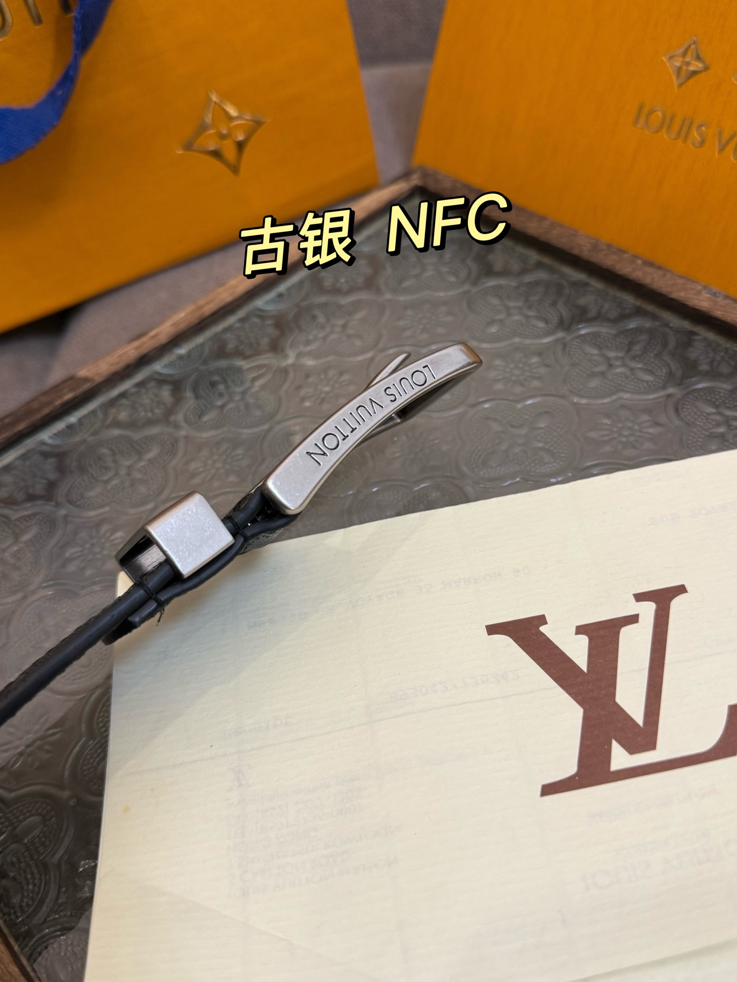 新款 LV 腰带出自 2025新款进口头层牛皮压格子，展现西部牛仔的灵感启发。双重缝线穿梭于皮革内外两侧，成就多种造型可能，宽度 3.5cm  内置正品芯片防伪感应 P160