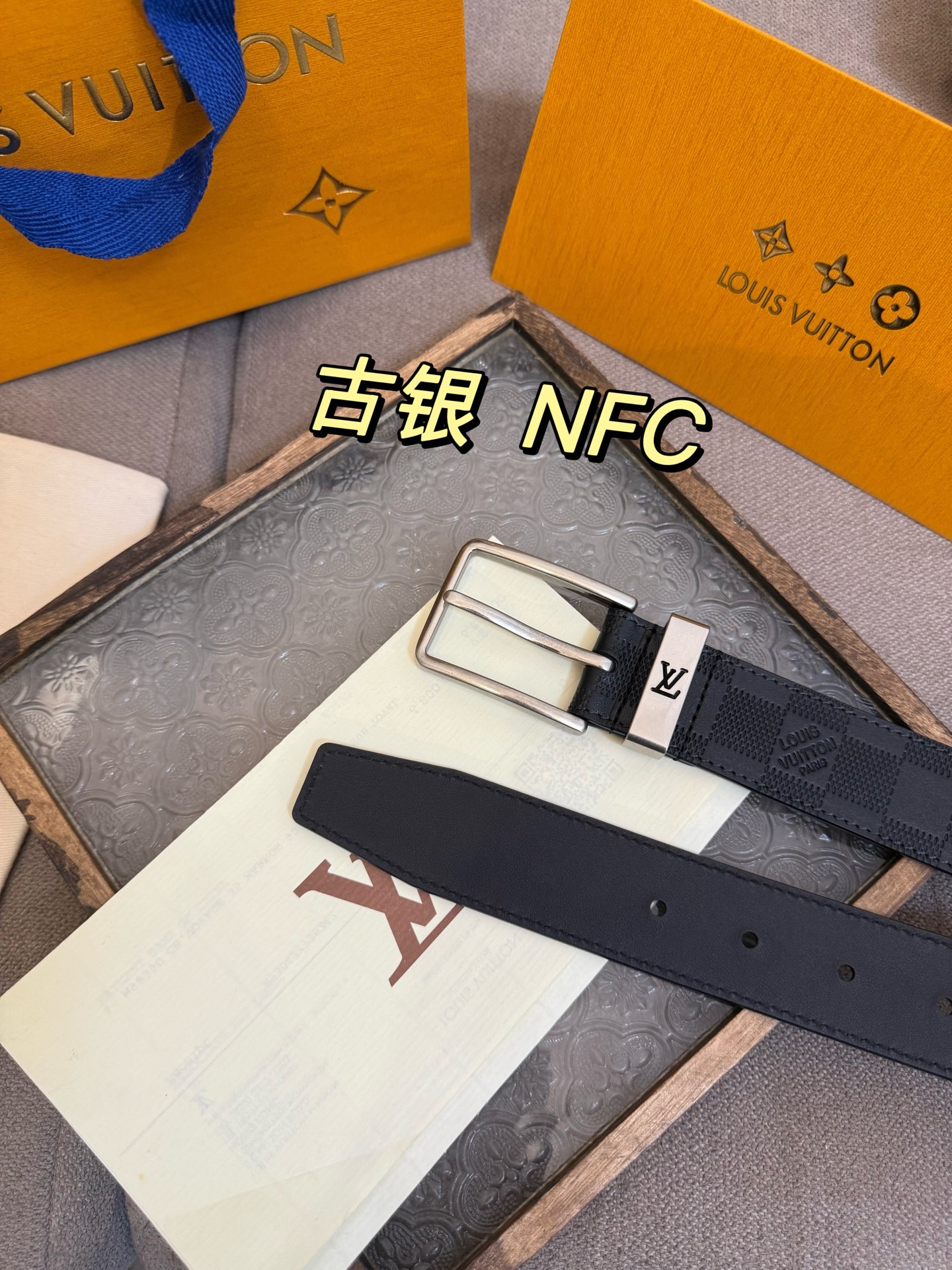 新款 LV 腰带出自 2025新款进口头层牛皮压格子，展现西部牛仔的灵感启发。双重缝线穿梭于皮革内外两侧，成就多种造型可能，宽度 3.5cm  内置正品芯片防伪感应 P160