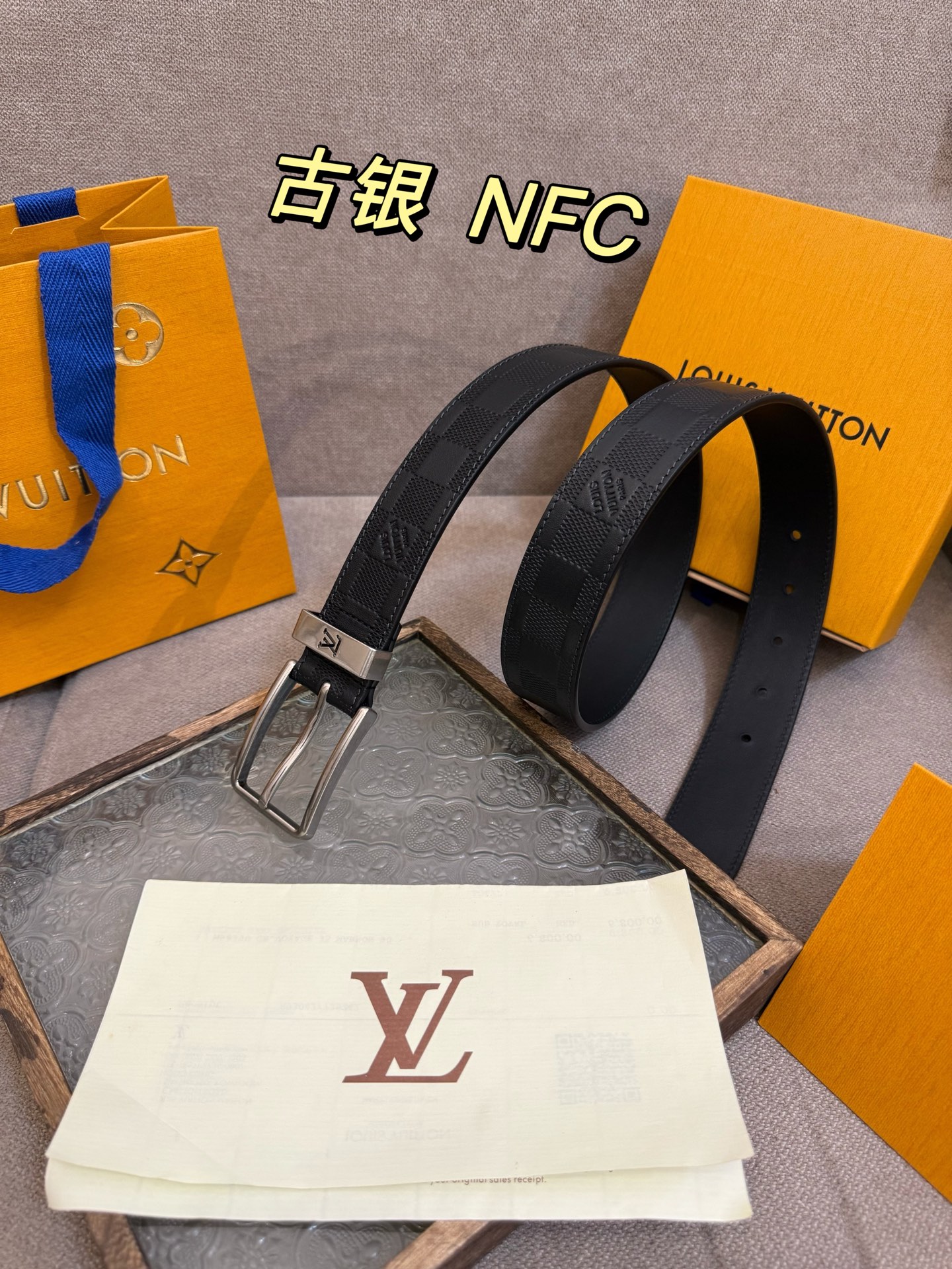 新款 LV 腰带出自 2025新款进口头层牛皮压格子，展现西部牛仔的灵感启发。双重缝线穿梭于皮革内外两侧，成就多种造型可能，宽度 3.5cm  内置正品芯片防伪感应 P160