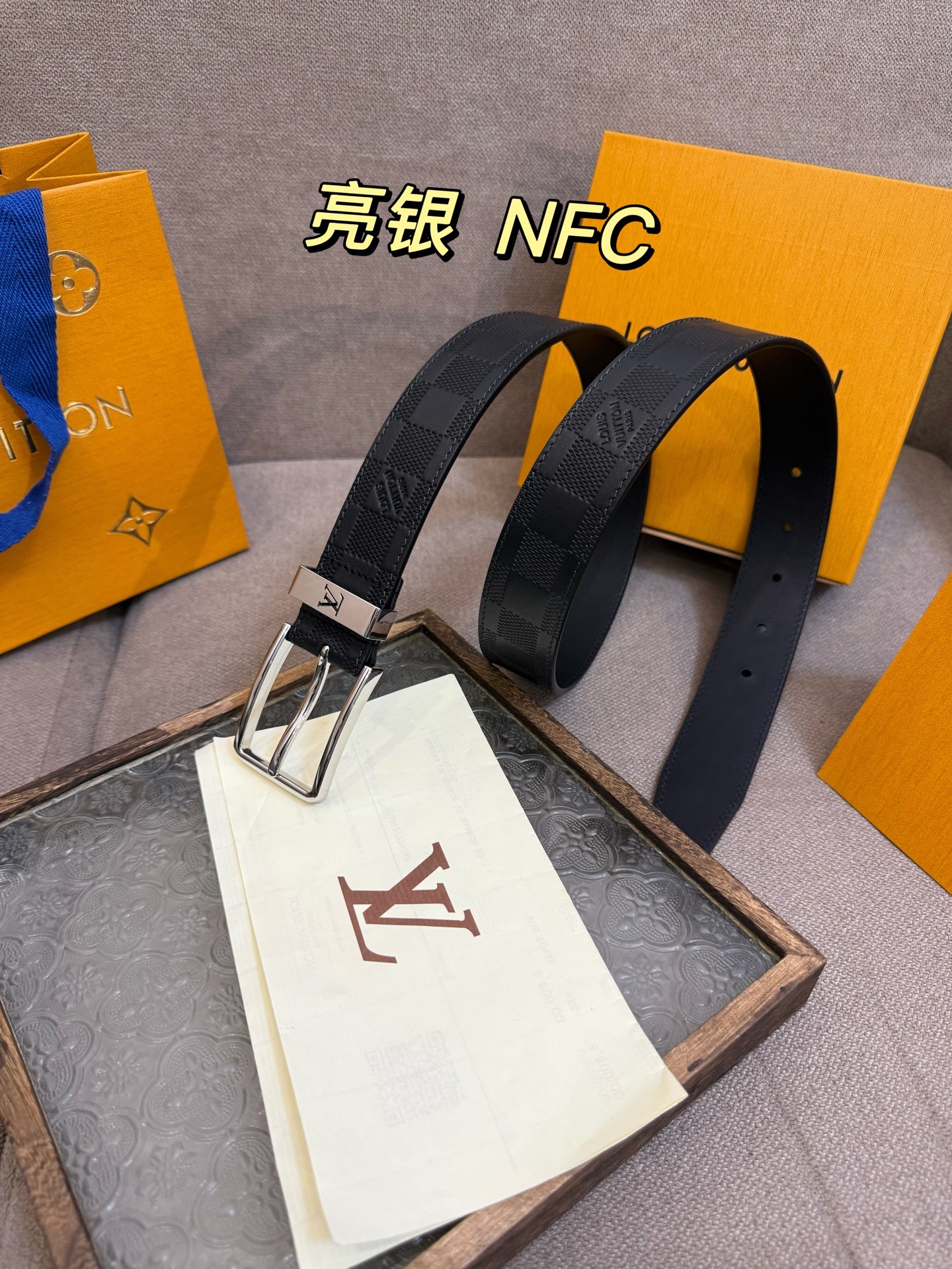 新款 LV 腰带出自 2025新款进口头层牛皮压格子，展现西部牛仔的灵感启发。双重缝线穿梭于皮革内外两侧，成就多种造型可能，宽度 3.5cm  内置正品芯片防伪感应 P160