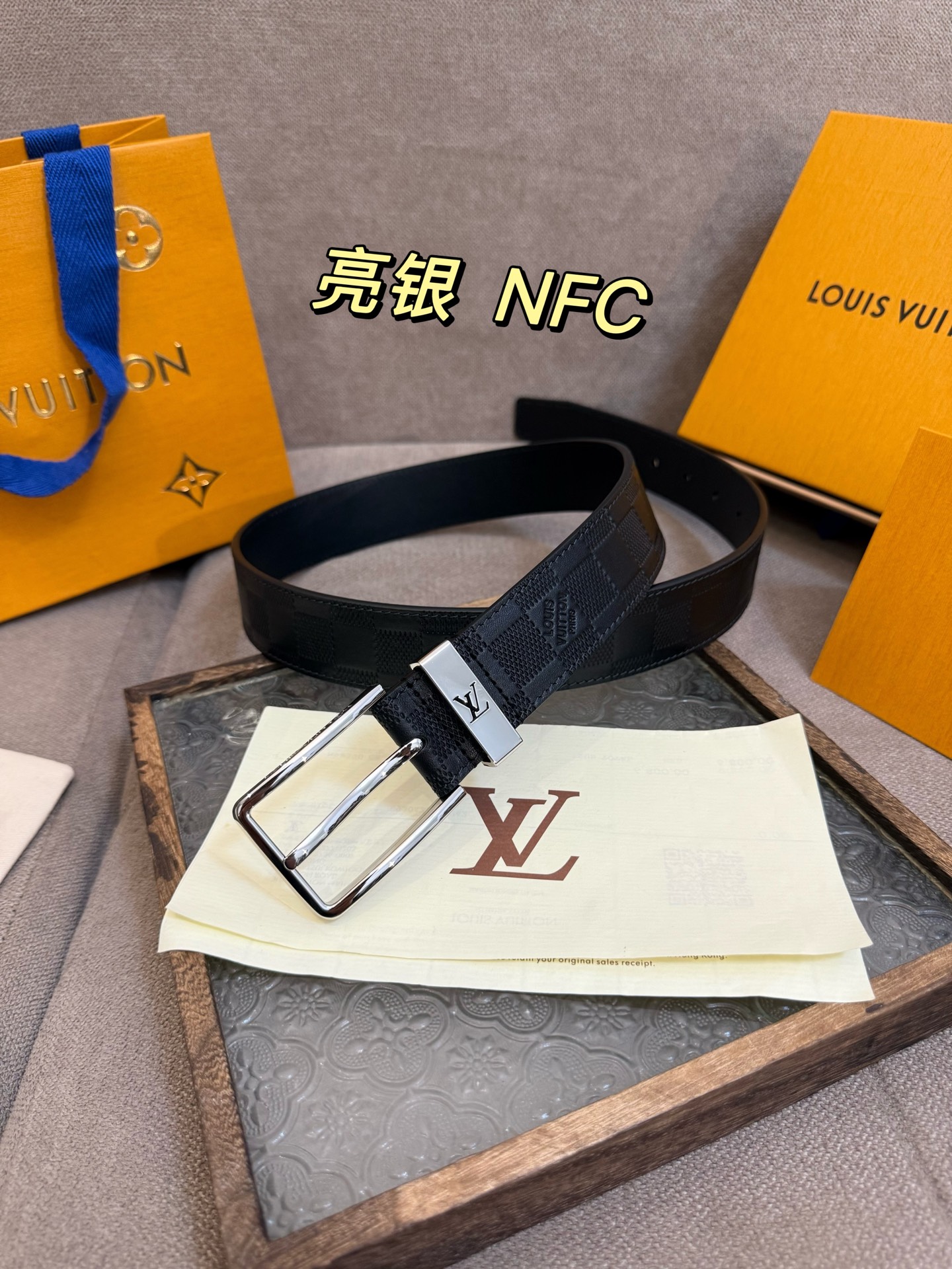 新款 LV 腰带出自 2025新款进口头层牛皮压格子，展现西部牛仔的灵感启发。双重缝线穿梭于皮革内外两侧，成就多种造型可能，宽度 3.5cm  内置正品芯片防伪感应 P160