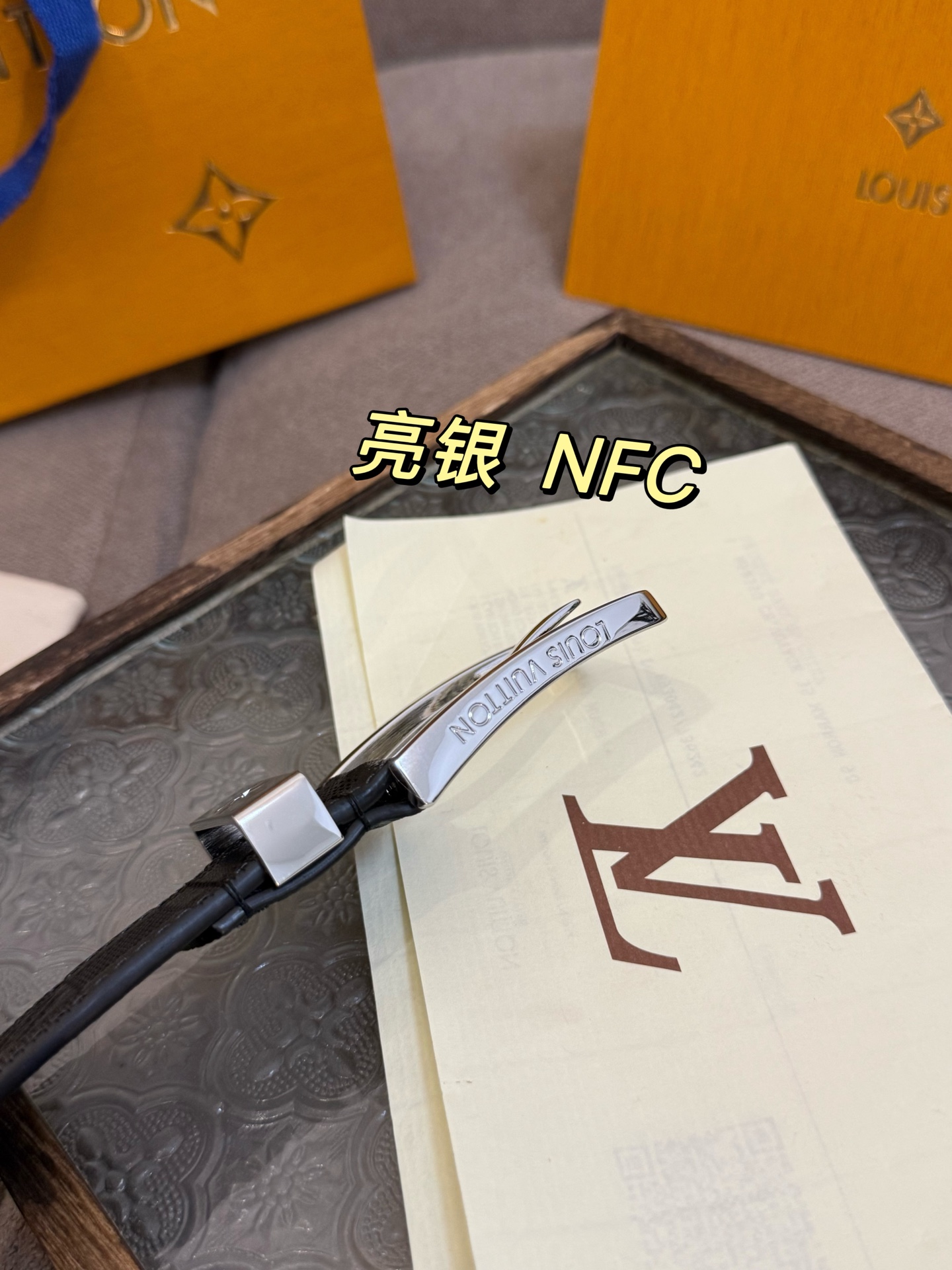新款 LV 腰带出自 2025新款进口头层牛皮压格子，展现西部牛仔的灵感启发。双重缝线穿梭于皮革内外两侧，成就多种造型可能，宽度 3.5cm  内置正品芯片防伪感应 P160