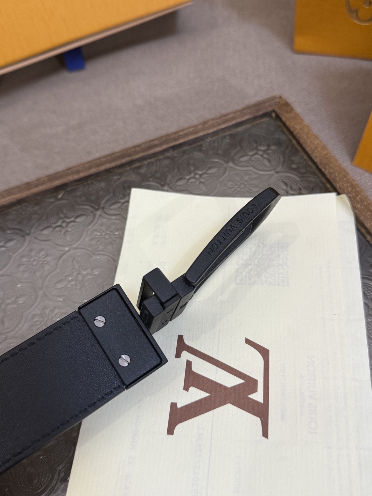 Lv 3.5腰带，Slender 可翻转皮带线条流畅，风格现代，具备无与伦比的多样性。采用深沉的黑色皮革