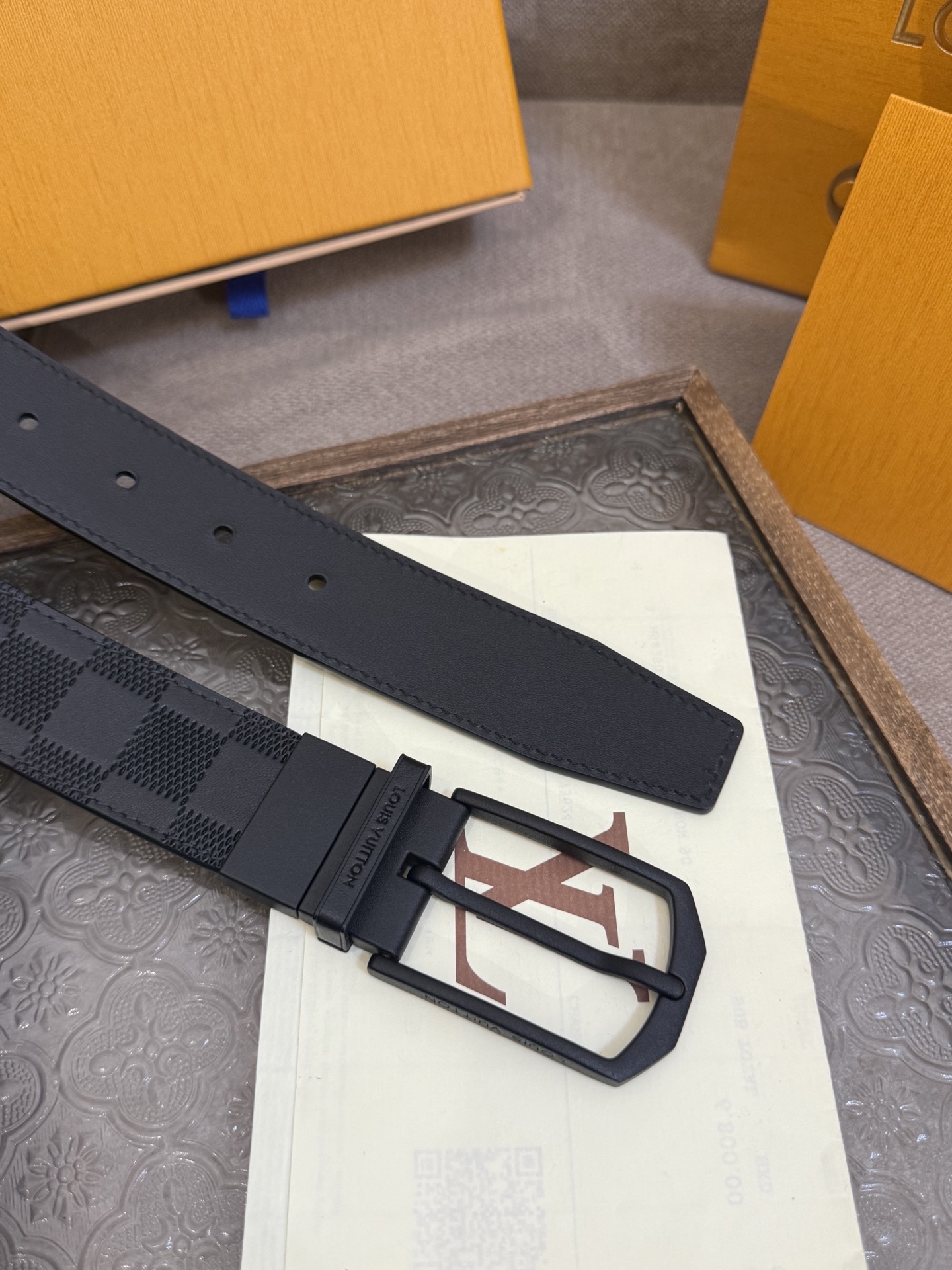 LV3.5腰带，利落的棱角，简洁的线条，专为商务套装造型而设计的时尚摩登腰带。双面设计，两款易于搭配的色