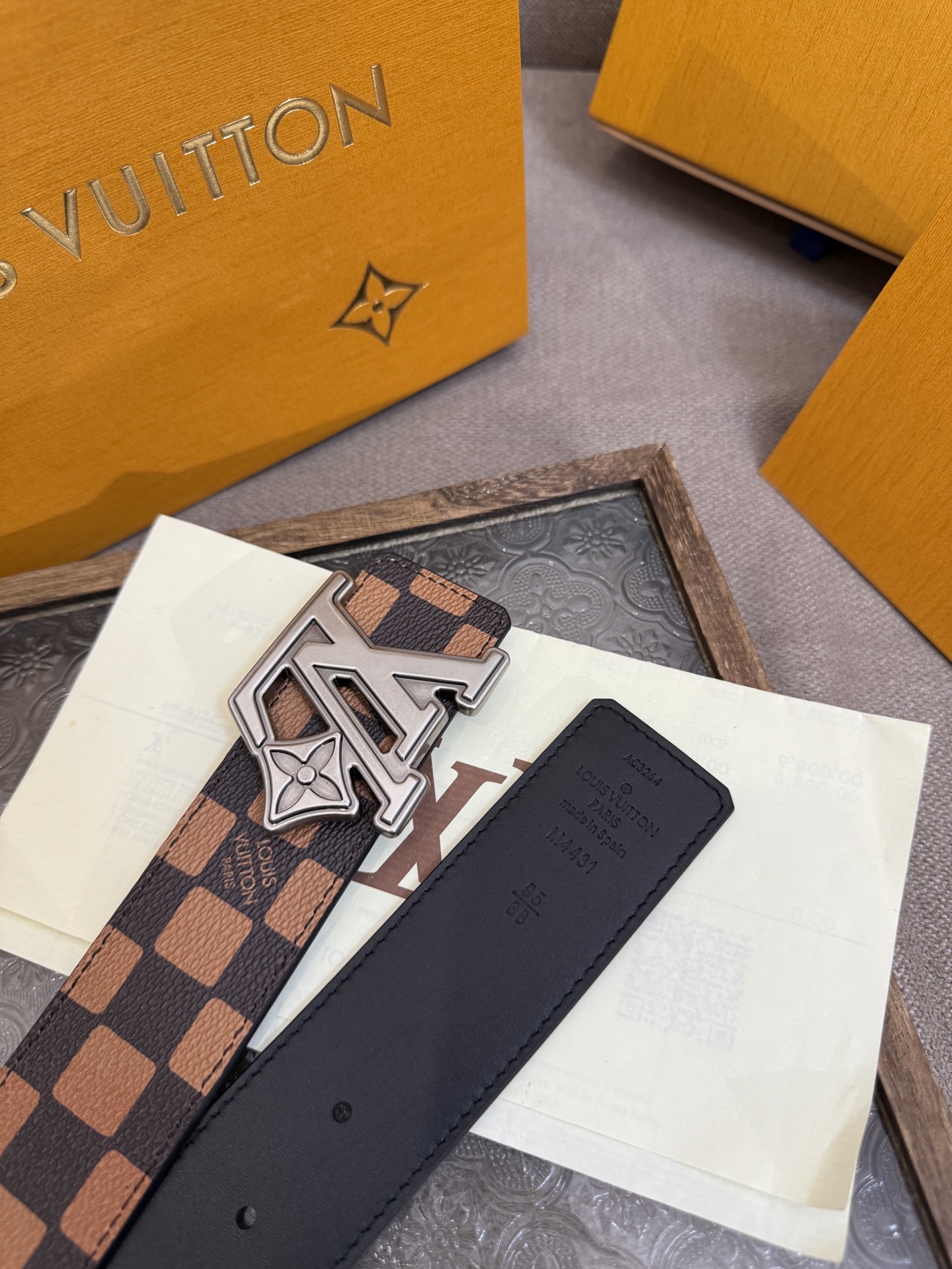 LV Dimension 4.0双面腰带将经典格调引入新颖尺幅设计。皮革压印 LV 字母和 Monogr