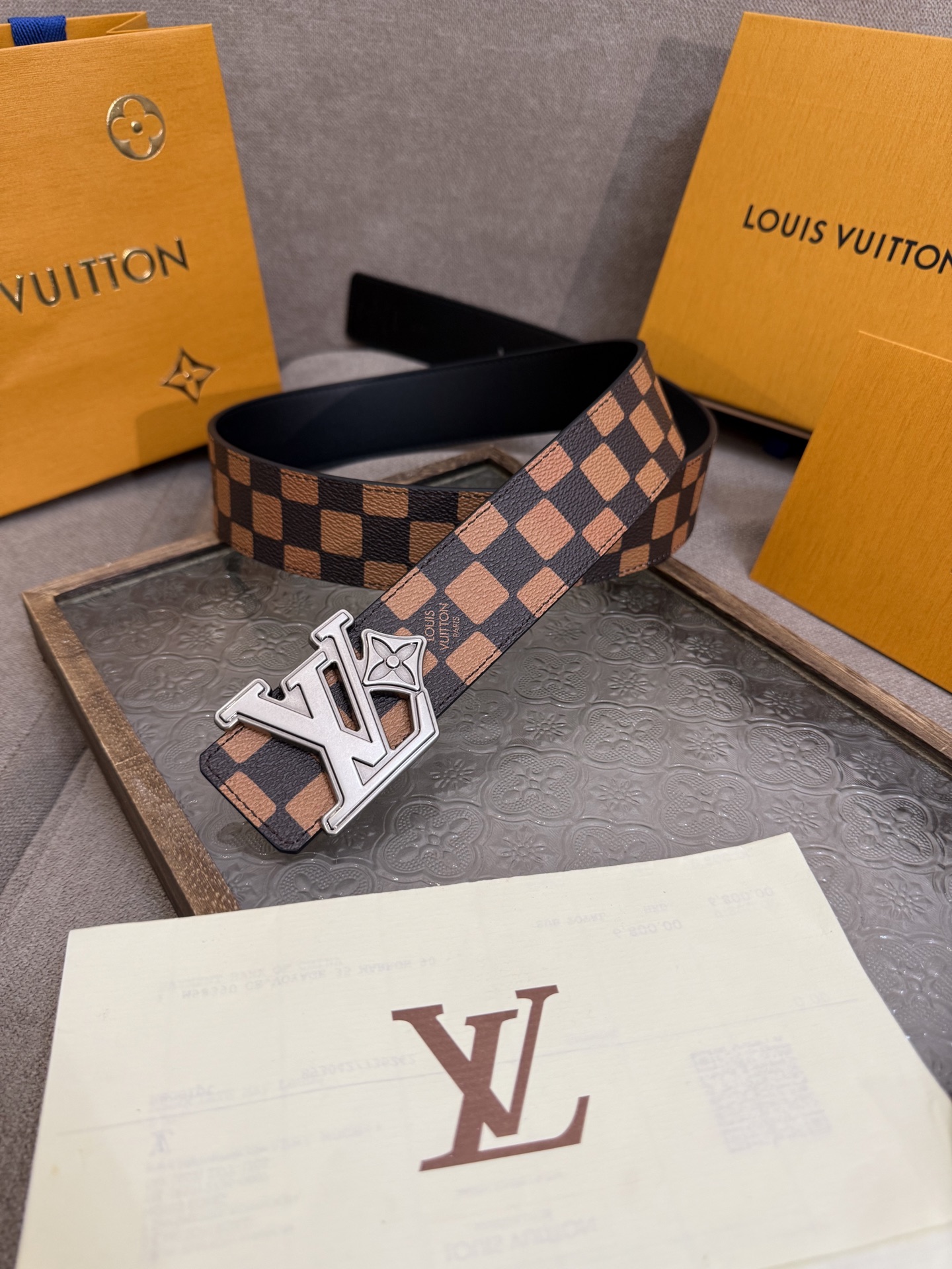 LV Dimension 4.0双面腰带将经典格调引入新颖尺幅设计。皮革压印 LV 字母和 Monogr