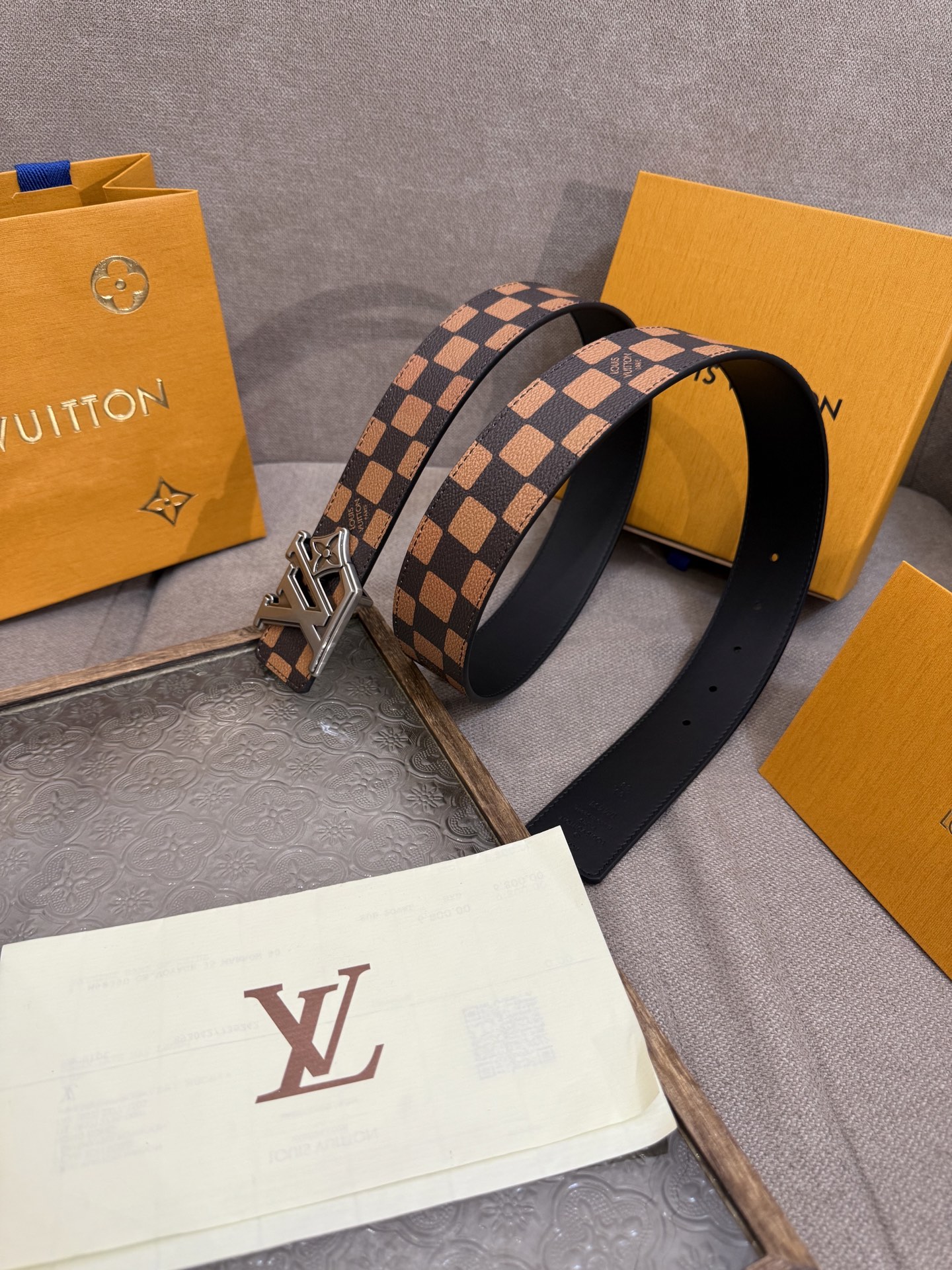 LV Dimension 4.0双面腰带将经典格调引入新颖尺幅设计。皮革压印 LV 字母和 Monogr