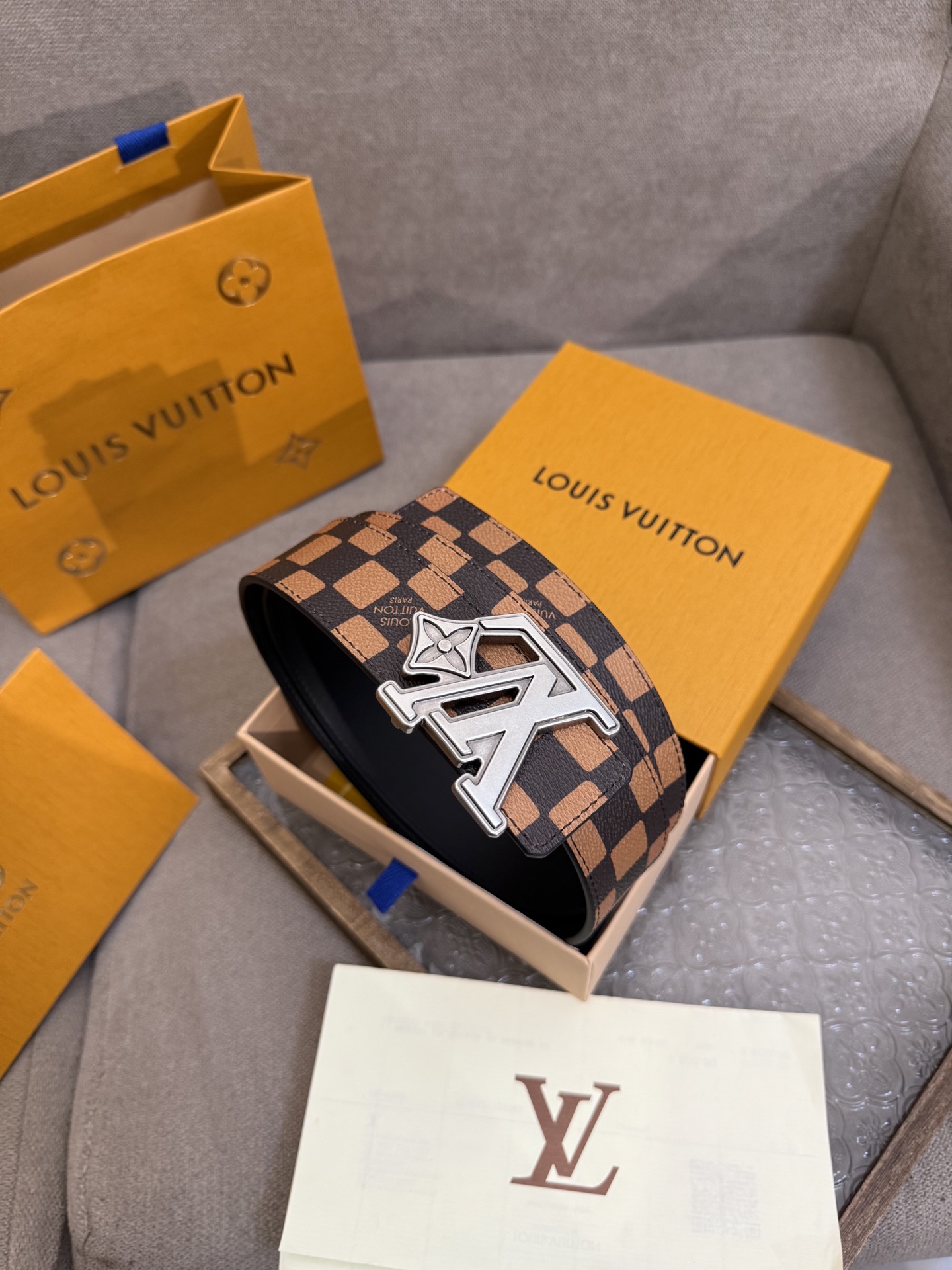 LV Dimension 4.0双面腰带将经典格调引入新颖尺幅设计。皮革压印 LV 字母和 Monogr