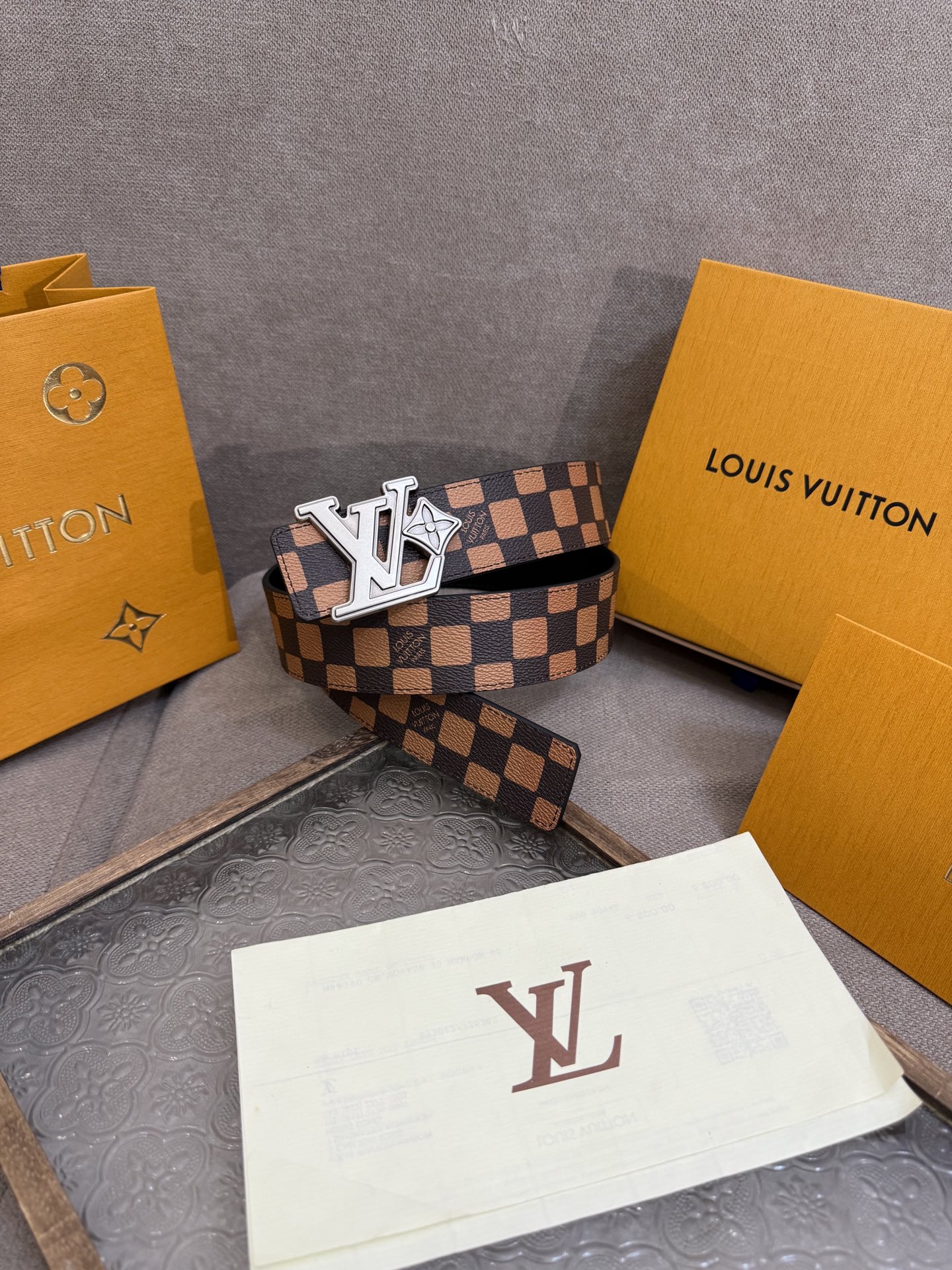 LV Dimension 4.0双面腰带将经典格调引入新颖尺幅设计。皮革压印 LV 字母和 Monogr