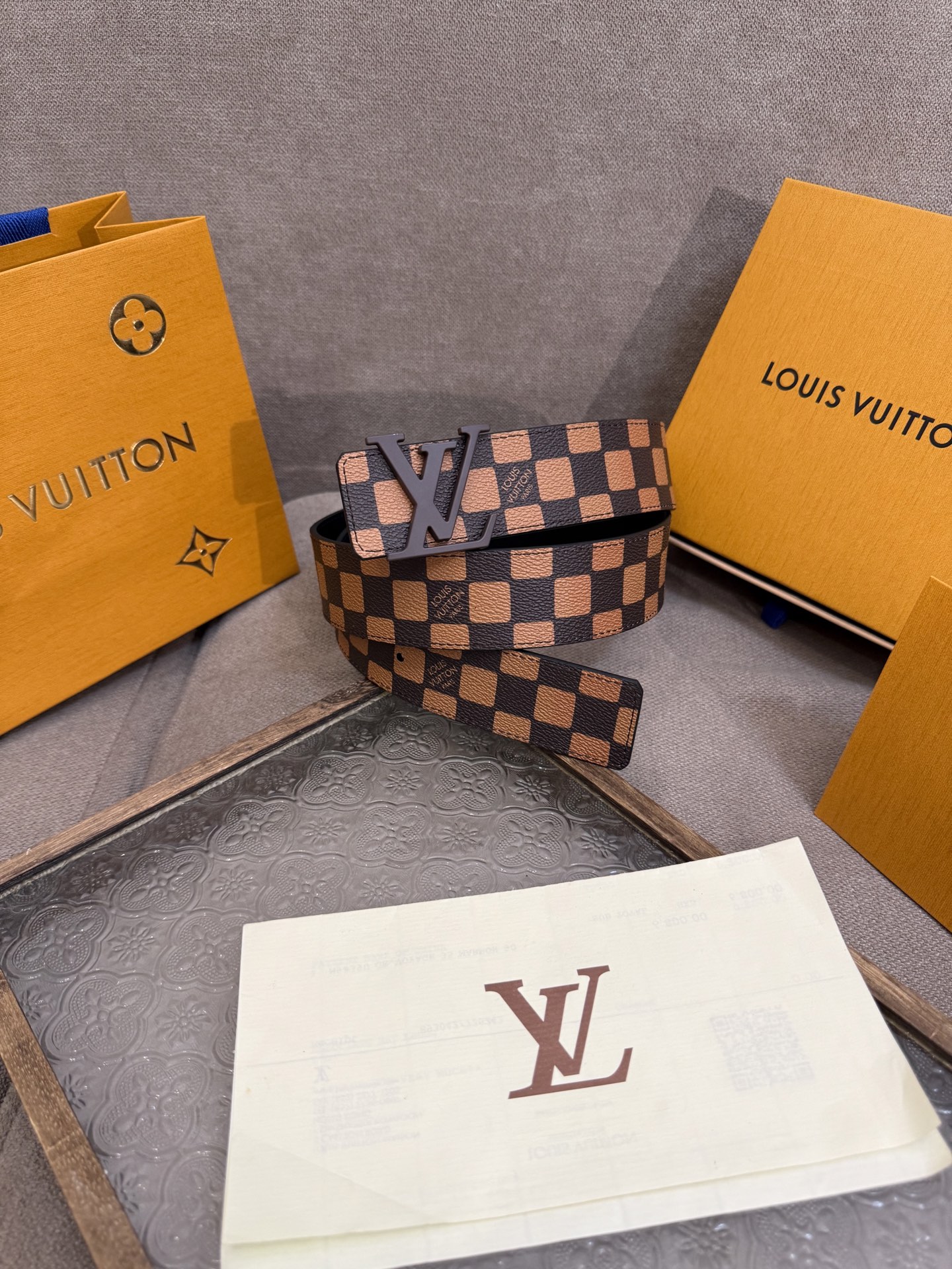 LV Dimension 4.0双面腰带将经典格调引入新颖尺幅设计。皮革压印 LV 字母和 Monogr