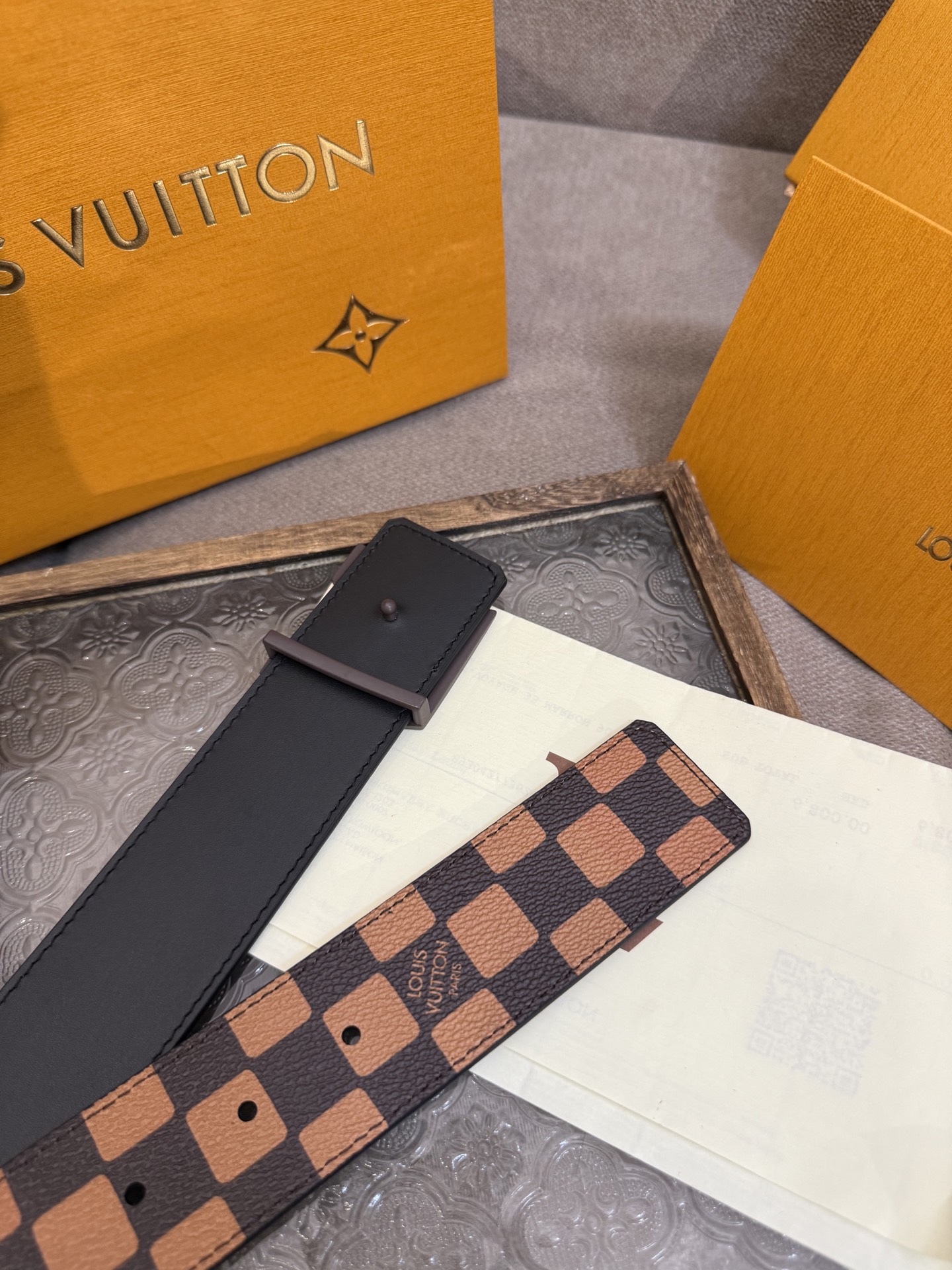 LV Dimension 4.0双面腰带将经典格调引入新颖尺幅设计。皮革压印 LV 字母和 Monogr