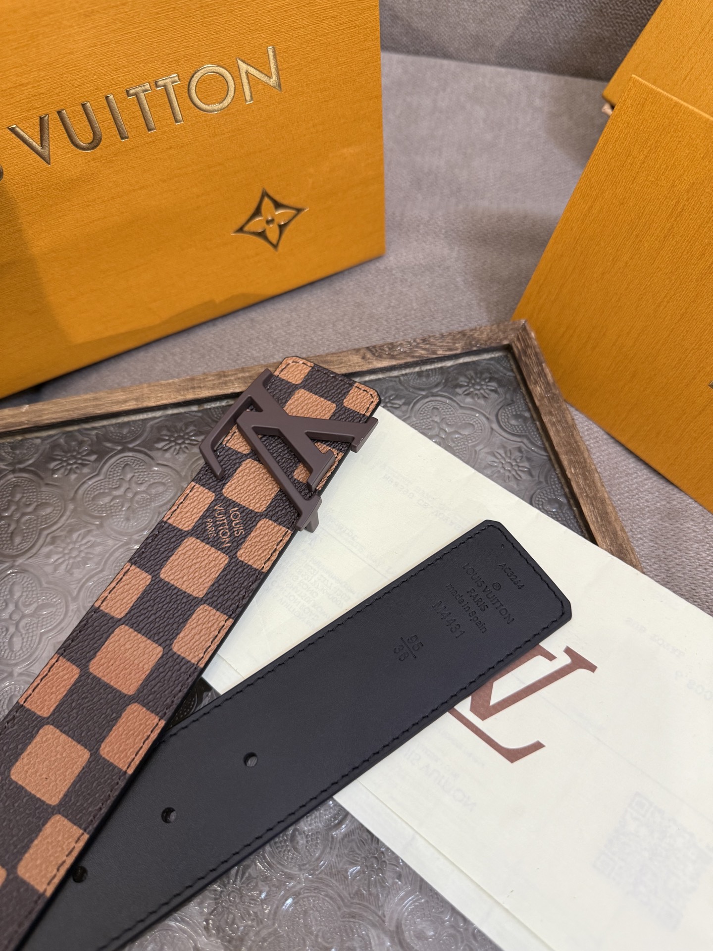 LV Dimension 4.0双面腰带将经典格调引入新颖尺幅设计。皮革压印 LV 字母和 Monogr