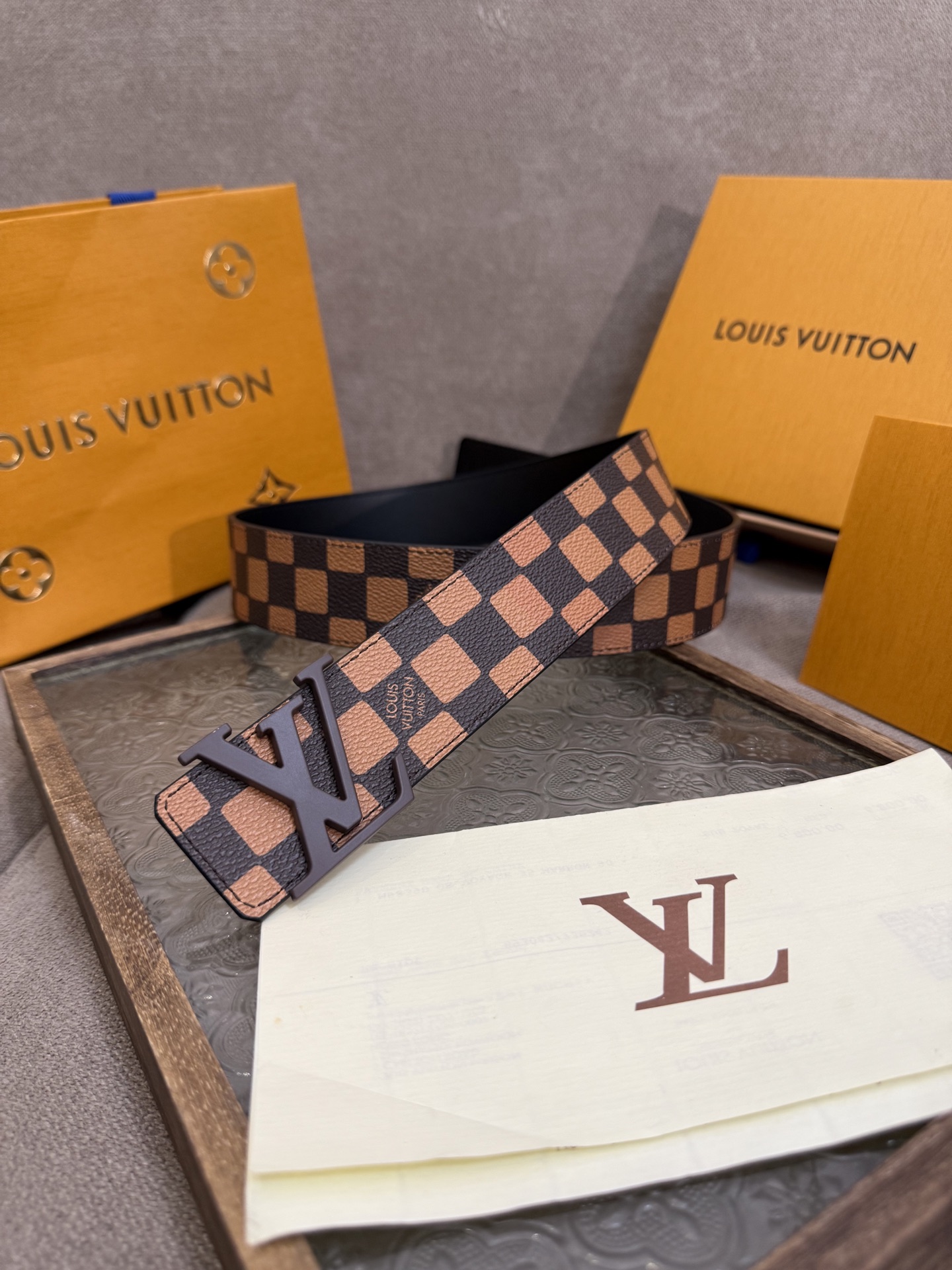 LV Dimension 4.0双面腰带将经典格调引入新颖尺幅设计。皮革压印 LV 字母和 Monogr