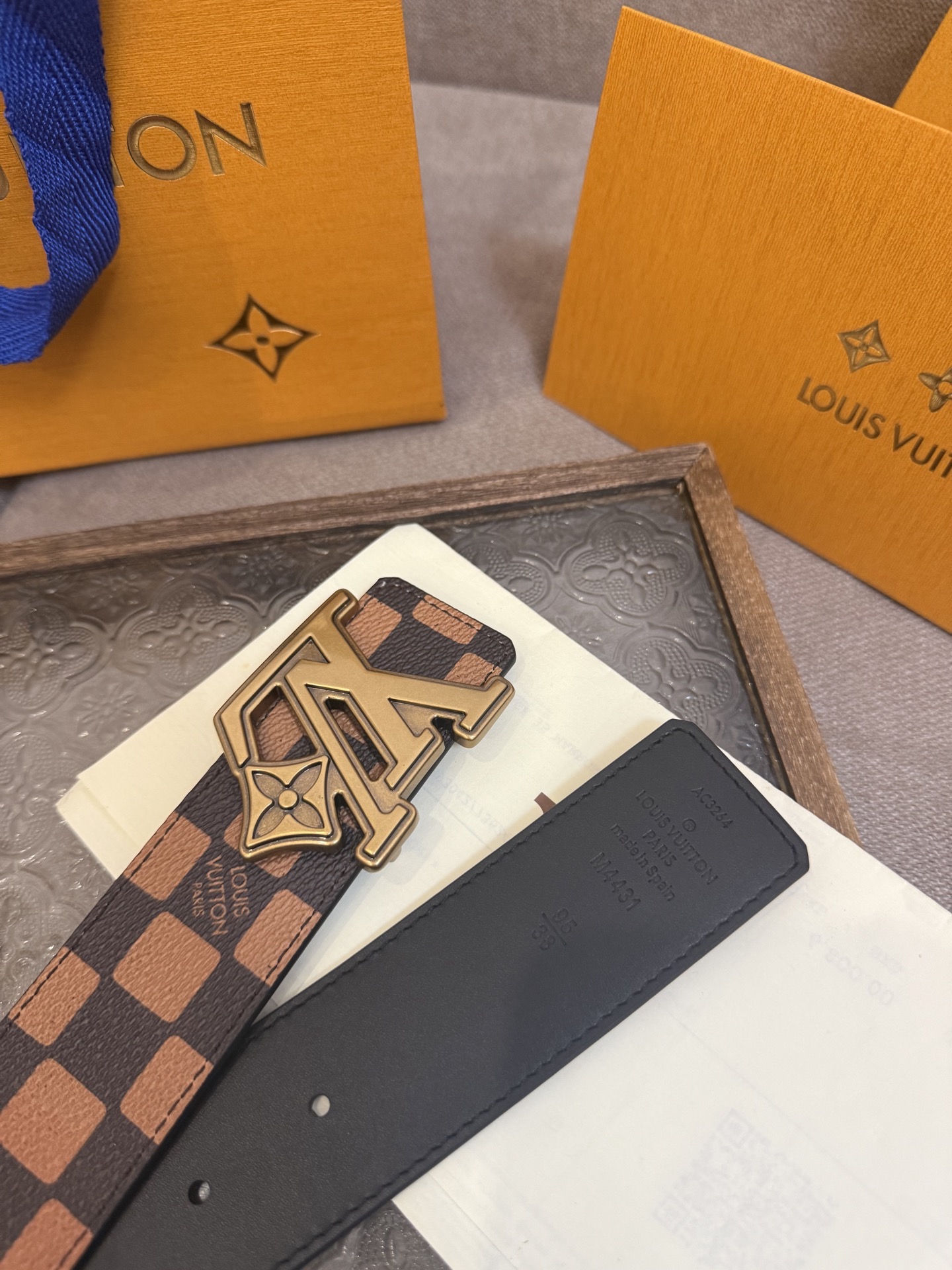 LV Dimension 4.0双面腰带将经典格调引入新颖尺幅设计。皮革压印 LV 字母和 Monogr