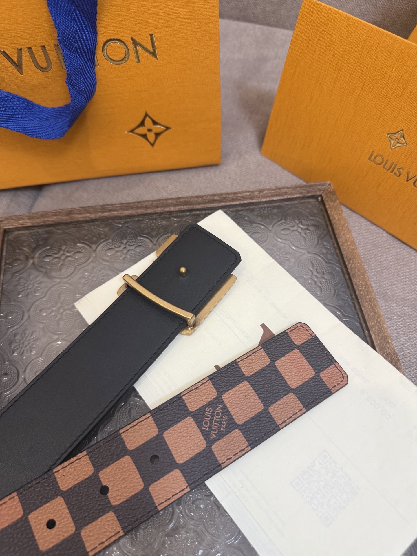 LV Dimension 4.0双面腰带将经典格调引入新颖尺幅设计。皮革压印 LV 字母和 Monogr