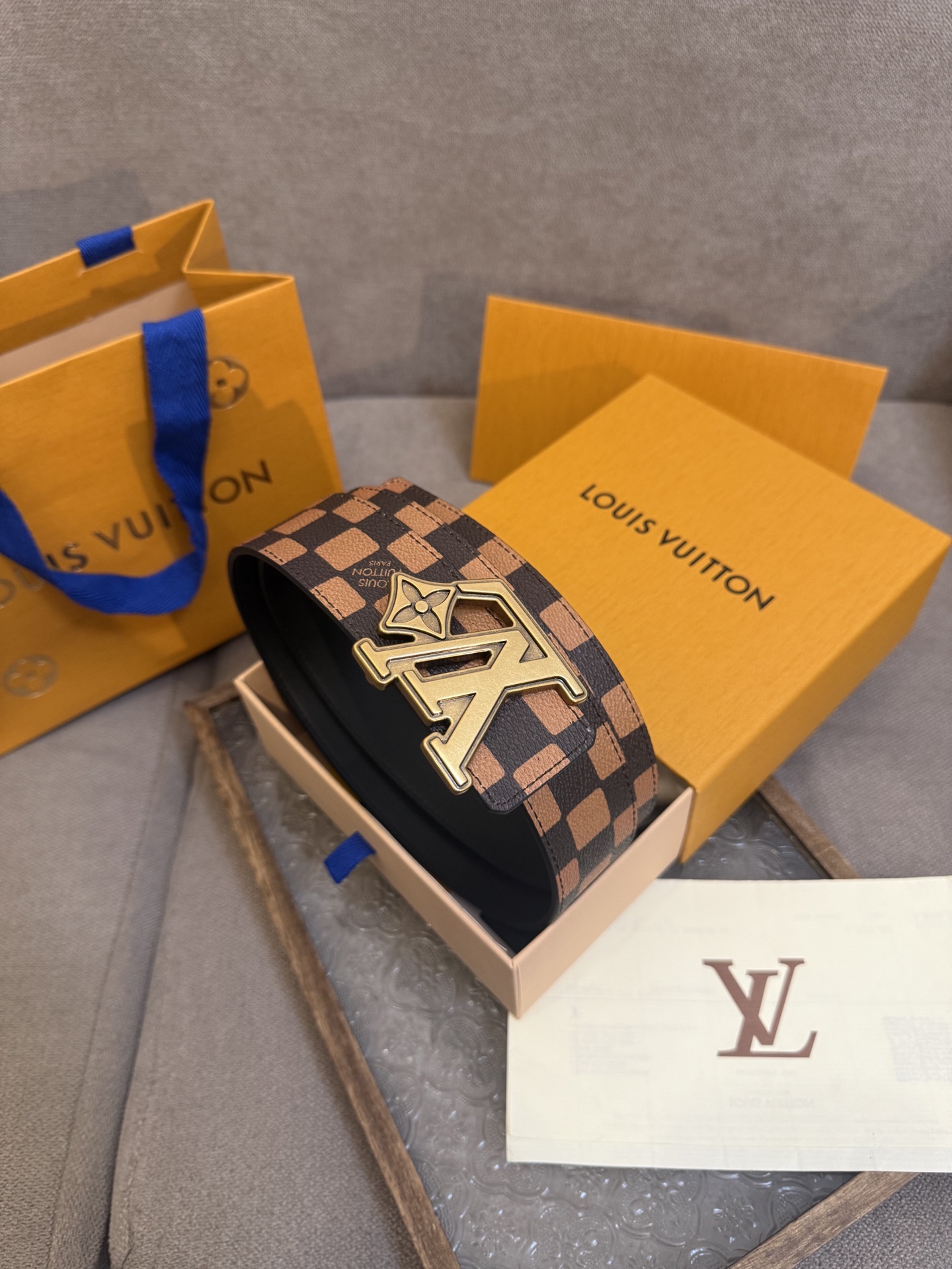 LV Dimension 4.0双面腰带将经典格调引入新颖尺幅设计。皮革压印 LV 字母和 Monogr