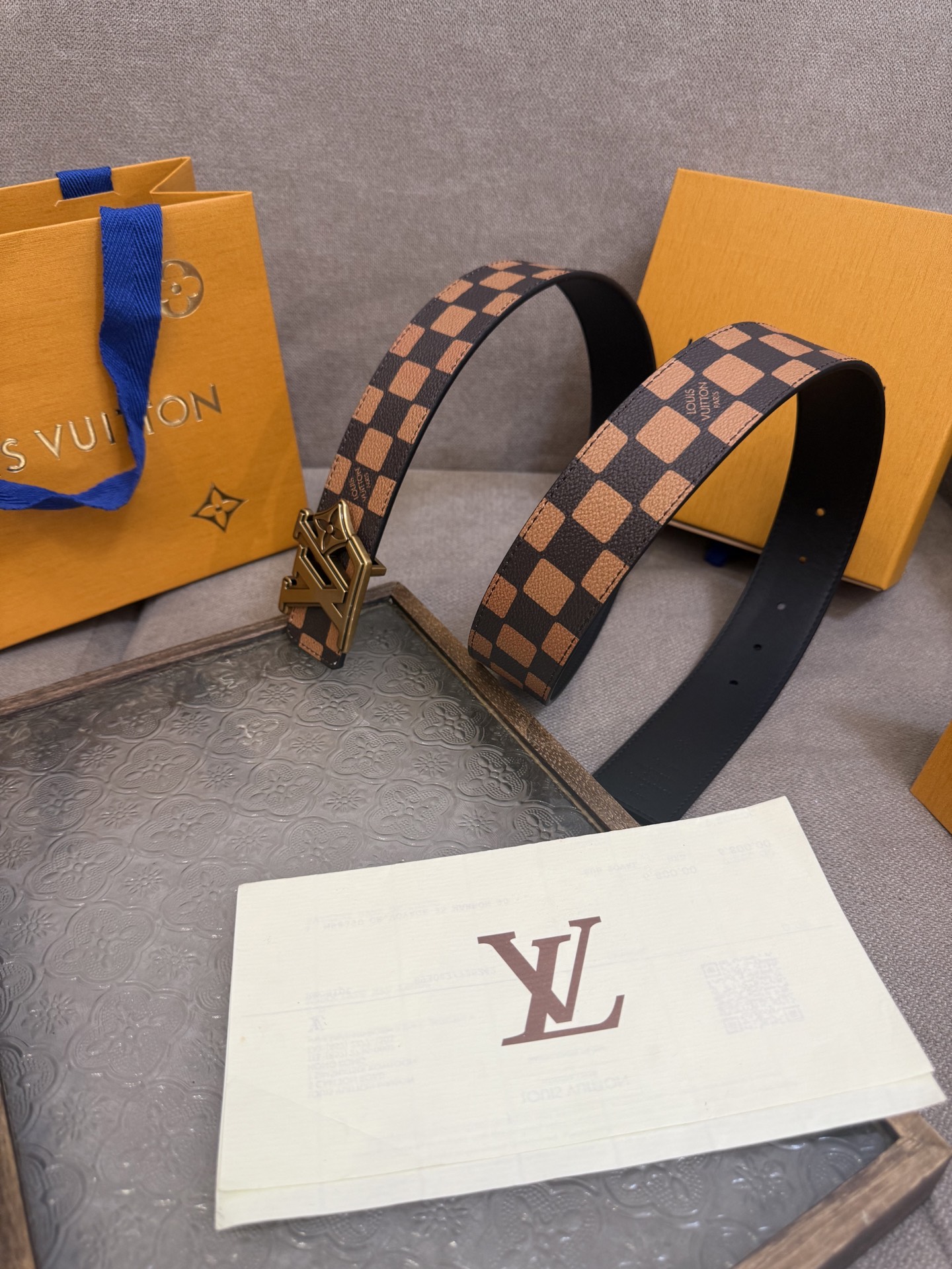LV Dimension 4.0双面腰带将经典格调引入新颖尺幅设计。皮革压印 LV 字母和 Monogr