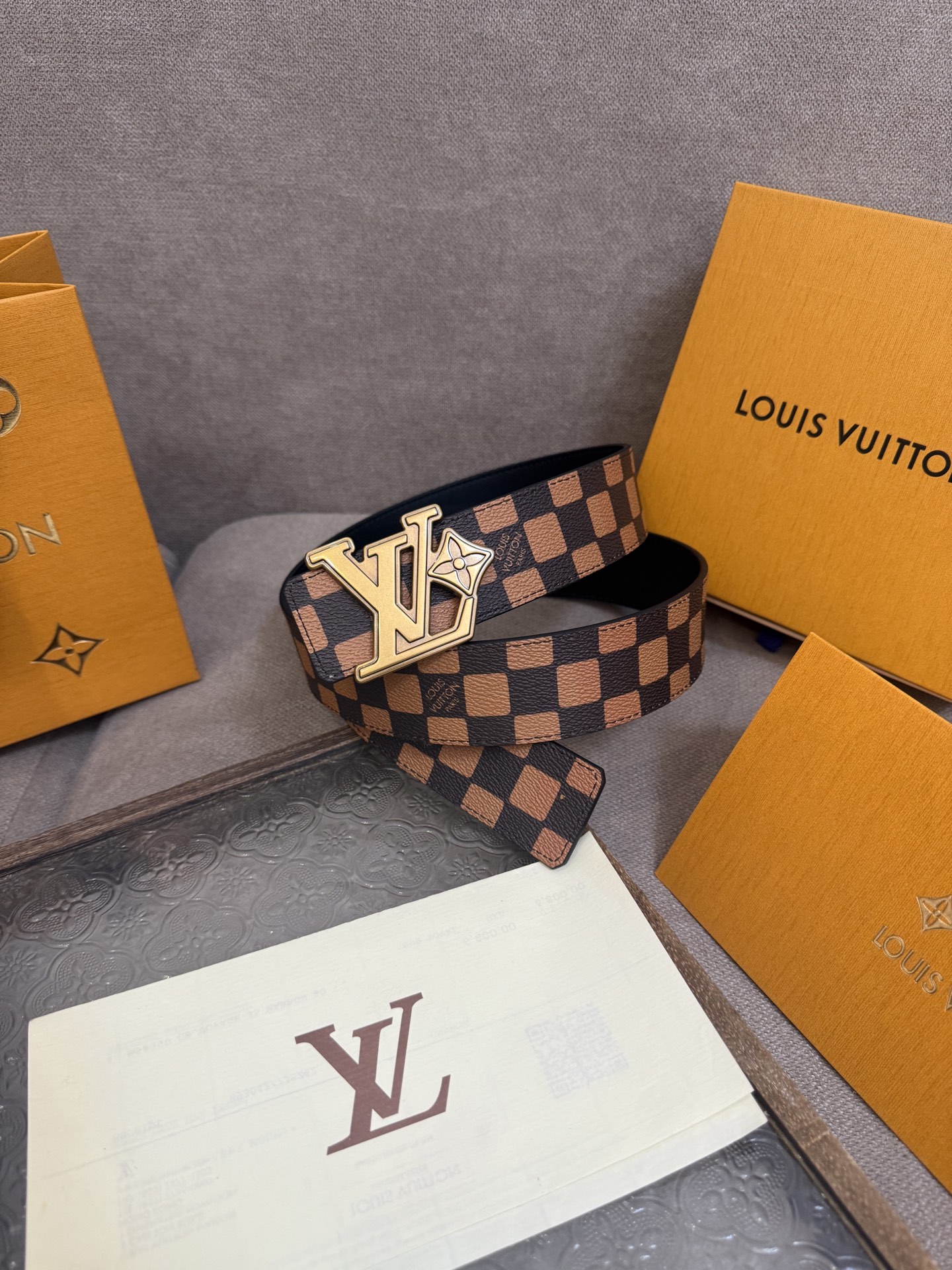 LV Dimension 4.0双面腰带将经典格调引入新颖尺幅设计。皮革压印 LV 字母和 Monogr