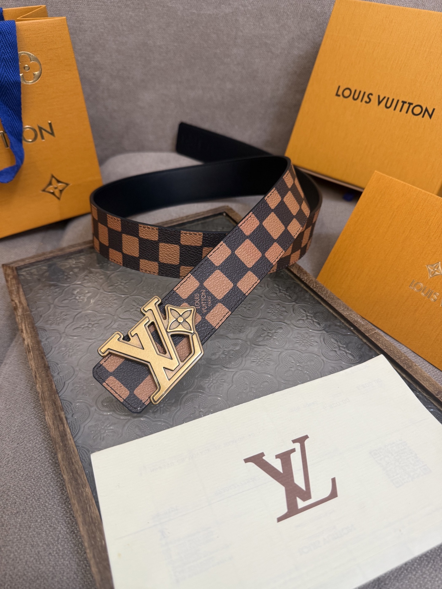 LV Dimension 4.0双面腰带将经典格调引入新颖尺幅设计。皮革压印 LV 字母和 Monogr