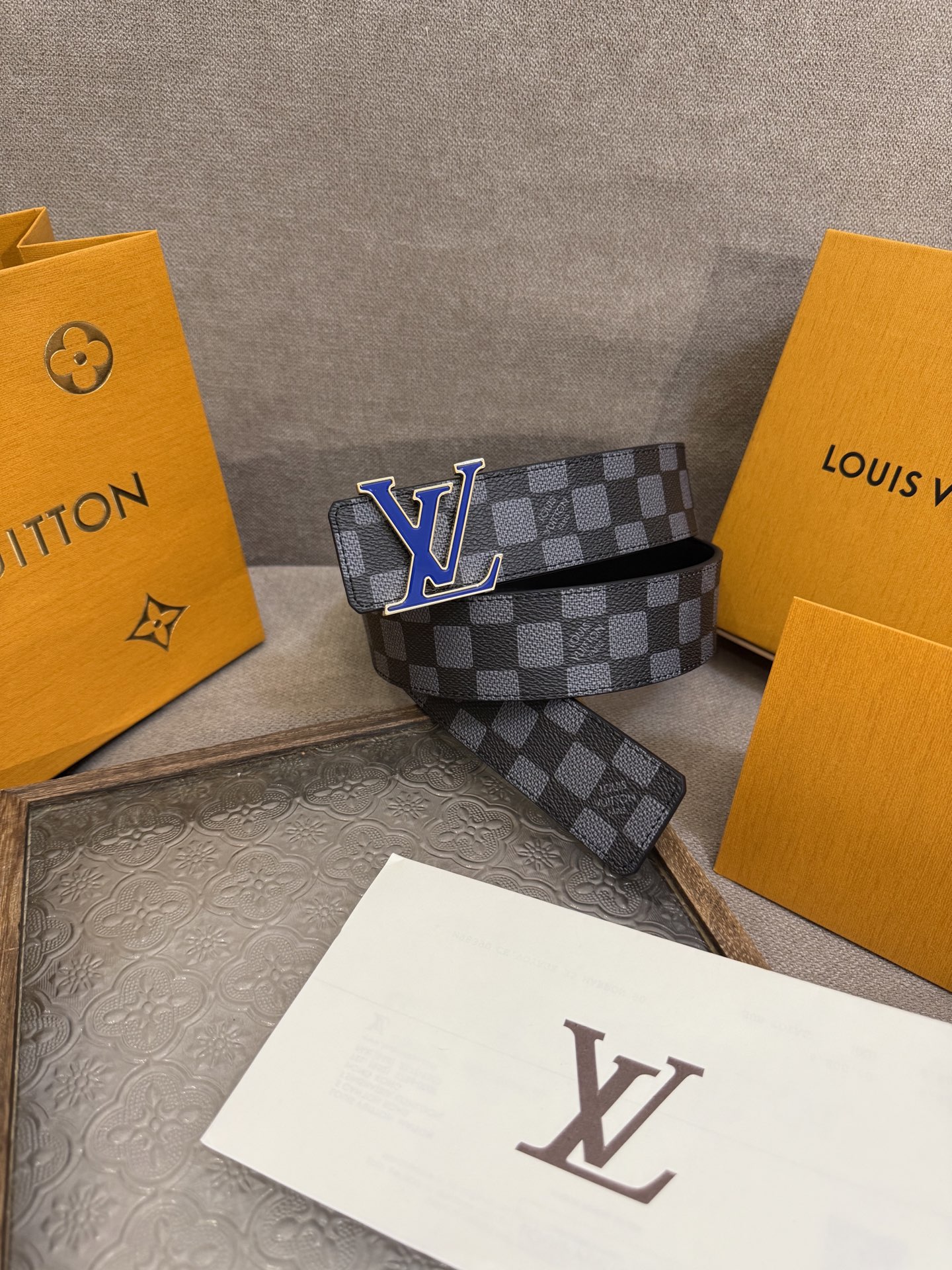 NO:336662,LV Dimension 4.0 double-sided belt brings classic style to a novel design. Leather imprinted LV letters and Monogram flowers complement each other with the slim LV letter buckle, making the brand logo low-key to complete the trend transformation, belt, louis vuitton19860909LV Dimension 4.0双面腰带将经典格调引入新颖尺幅设计.皮革压印 LV 字母和 Monogram 花卉,与纤秀 LV 字母搭扣相映成趣,令品牌标识低调完成潮流蜕变,皮带,louis vuitton,Belt