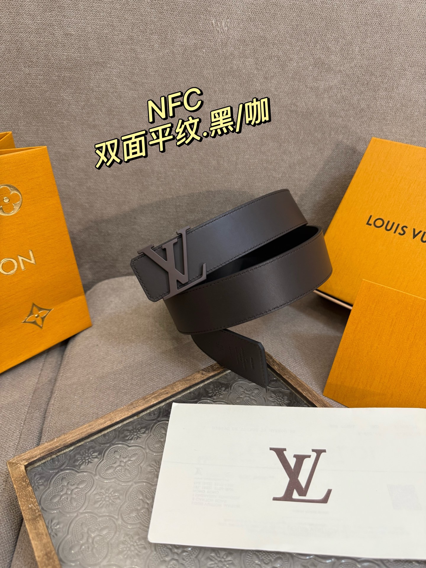 NO:336674,LV Optic 40mm double-sided belt is made of silky cowhide leather, the central LV Initiales buckle can also present a bright outline in rich tones, injecting contemporary personality into the overall shape., belt, louis vuitton, cowhide19860909LV Optic 40 毫米双面腰带取材丝滑牛皮革,中央 LV Initiales 搭扣在浓郁色调中亦可呈现鲜明轮廓,为整体造型注入当代个性.,皮带,louis vuitton,cowhide,Belt