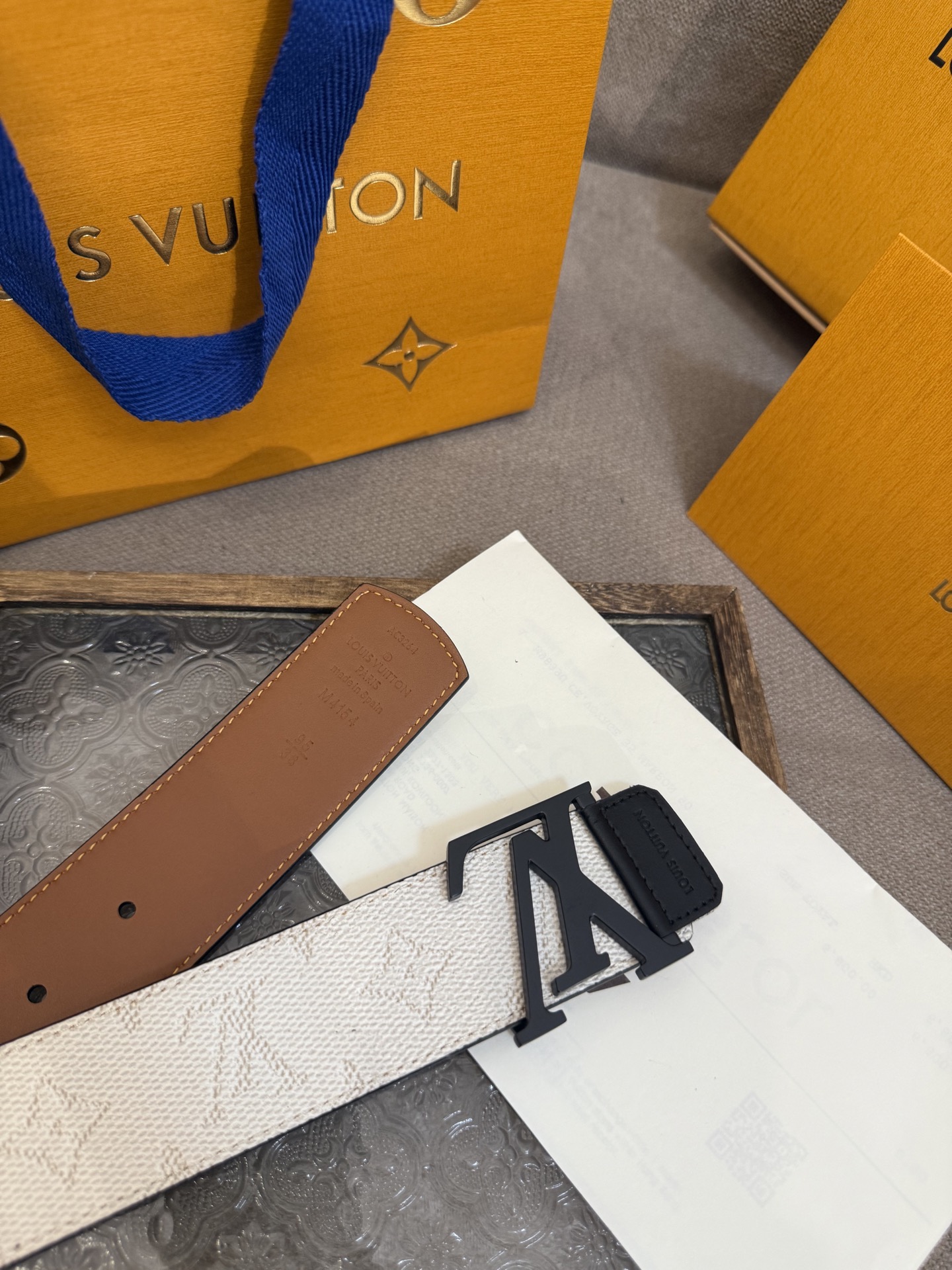 LV Dimension 4.0双面腰带将经典格调引入新颖尺幅设计。皮革压印 LV 字母和 Monogr
