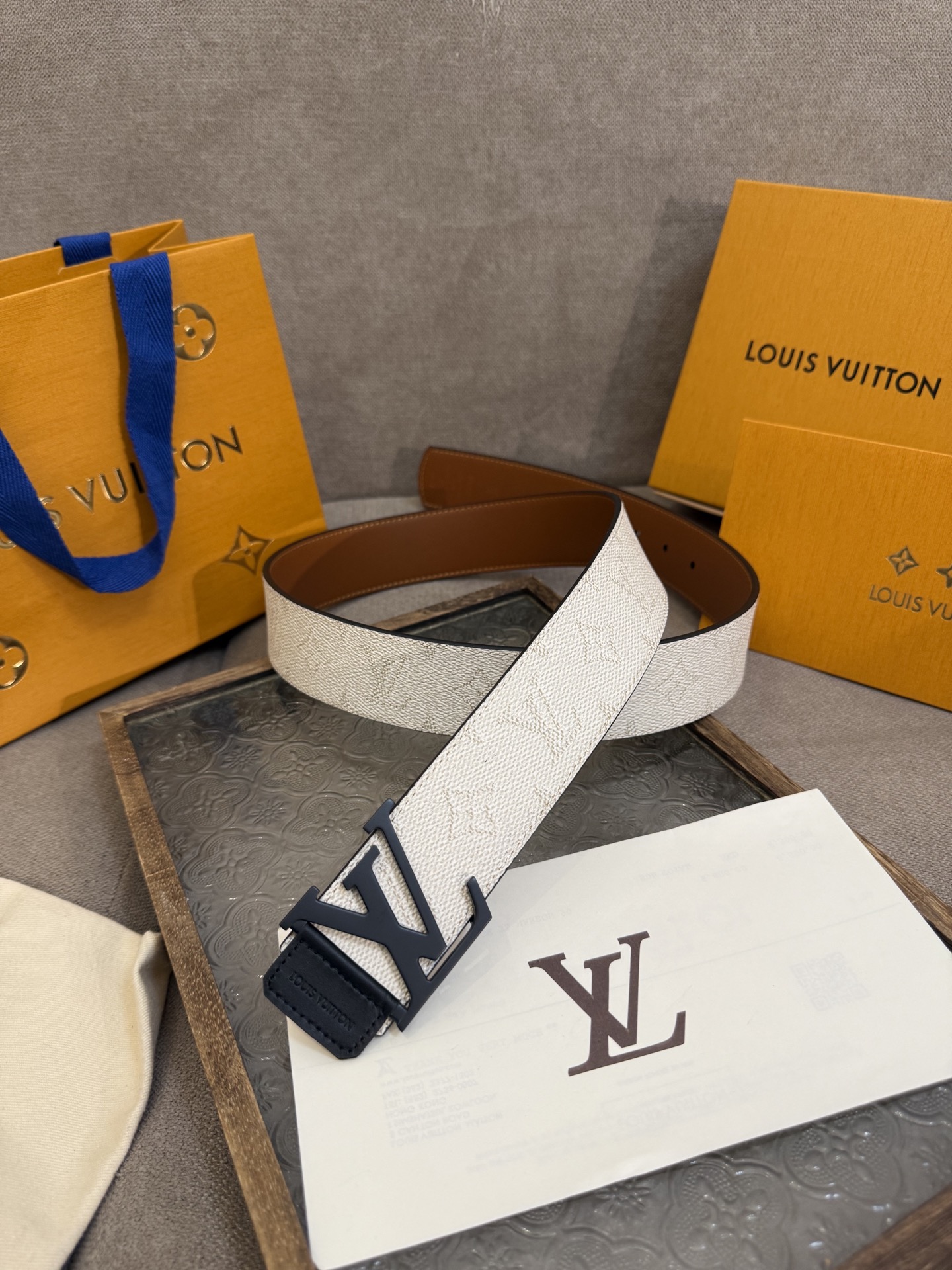 LV Dimension 4.0双面腰带将经典格调引入新颖尺幅设计。皮革压印 LV 字母和 Monogr