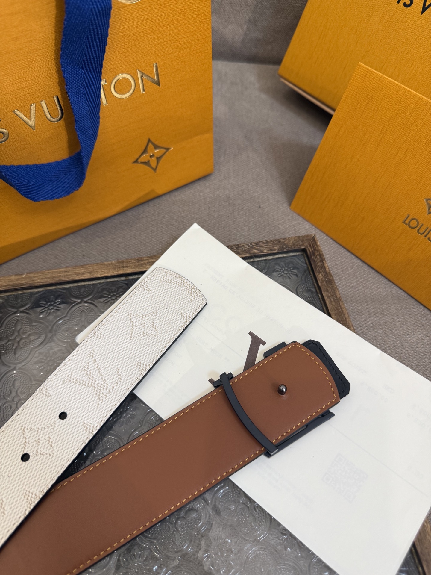 LV Dimension 4.0双面腰带将经典格调引入新颖尺幅设计。皮革压印 LV 字母和 Monogr